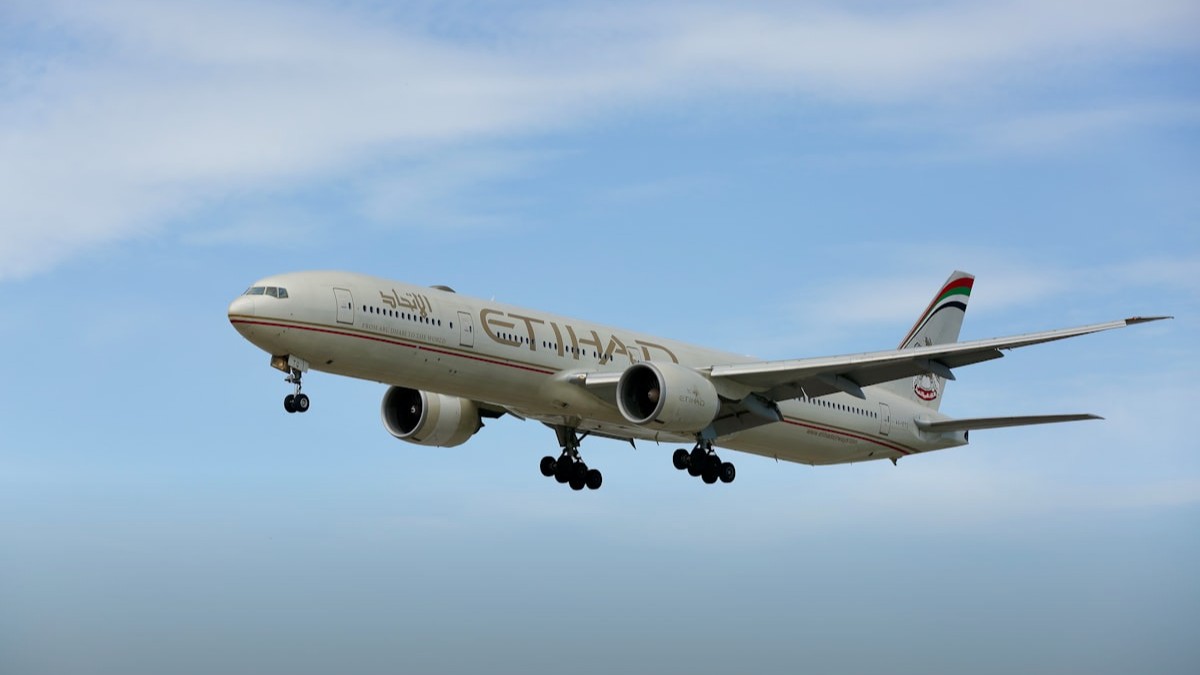 Etihad'dan Kritik Operasyon Güncellemesi: Abu Dabi Uçuşları Askıya Alındı - Körfez ve Asya Haberi