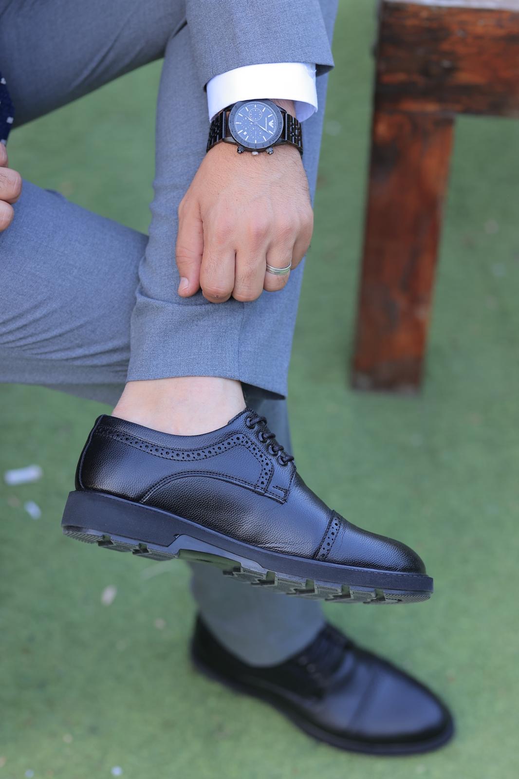 حذاء رجالي رسمي أسود برباط وتفاصيل بروغ