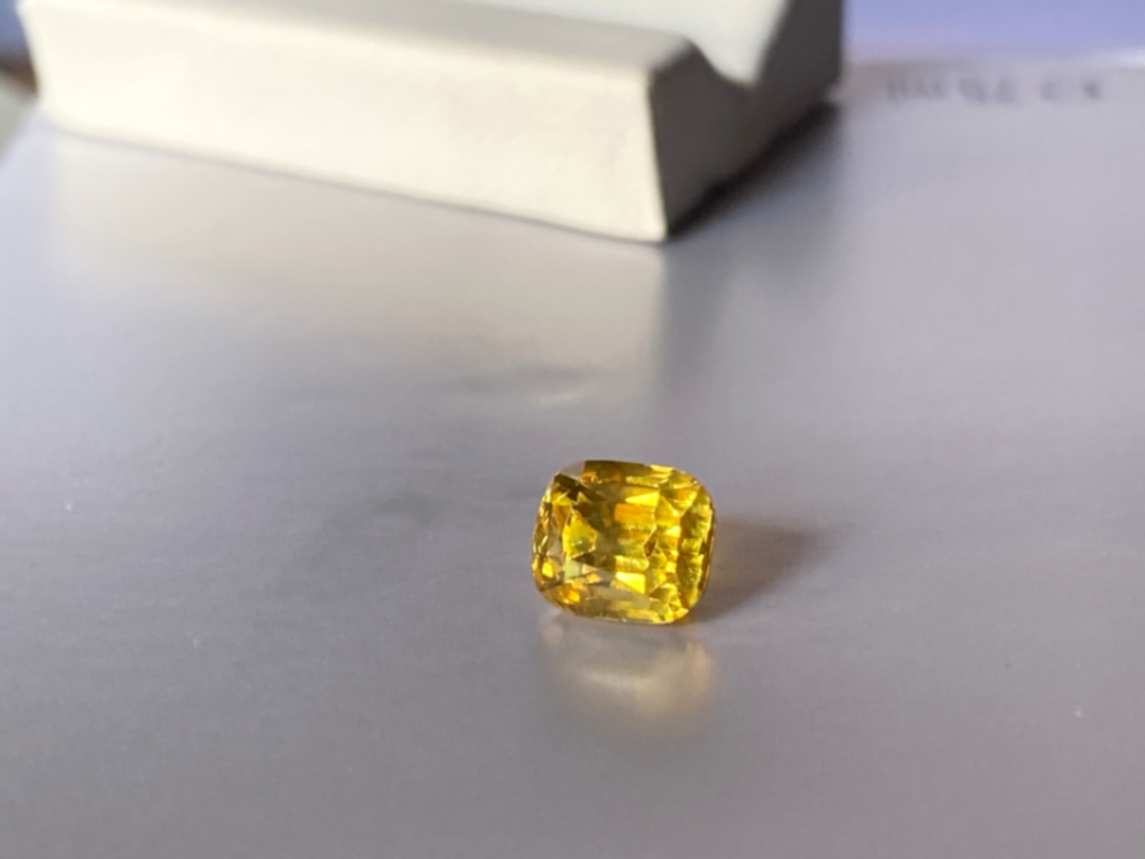 Yellow sapphire 2.5ct Cushion Mixed Cut thumbnail 6