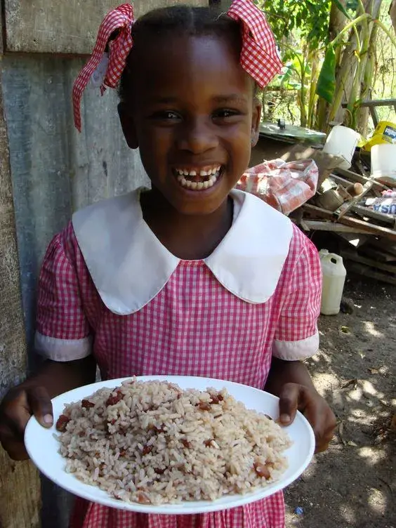 Free food for children in Enteso, Ghana