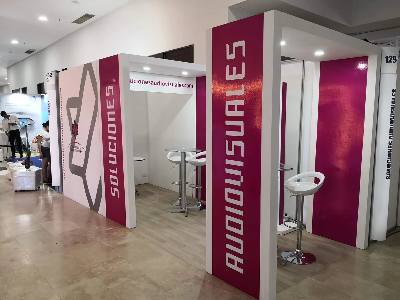 Soluciones Audio Visuales Stand Centro De Convenciones De Las Americas - Imagen 1