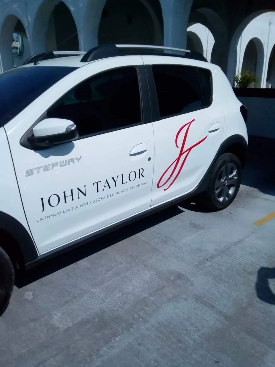 Inmobiliaria John Taylor Branding Vehículo