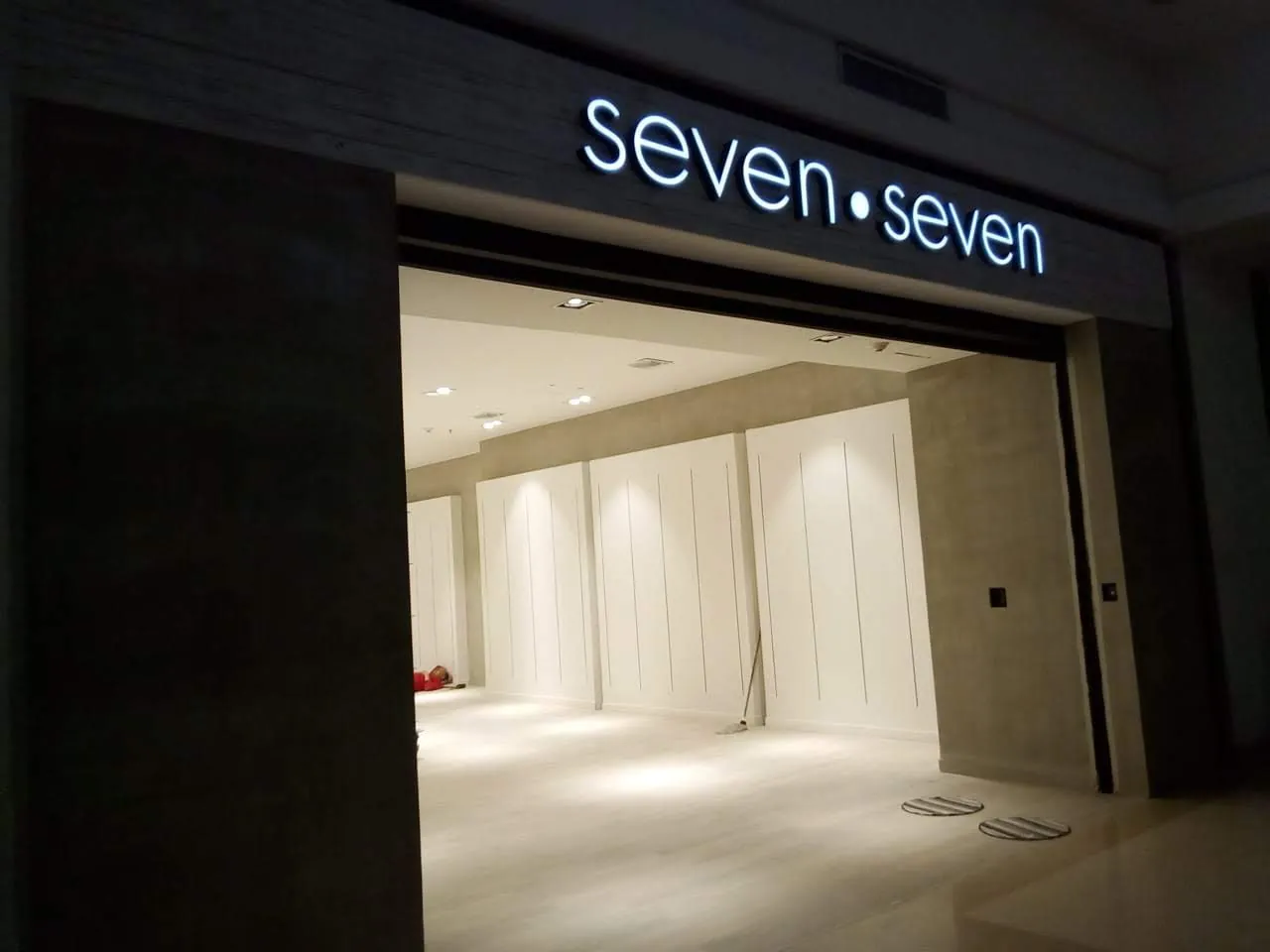 Seven Seven Aviso De Fachada