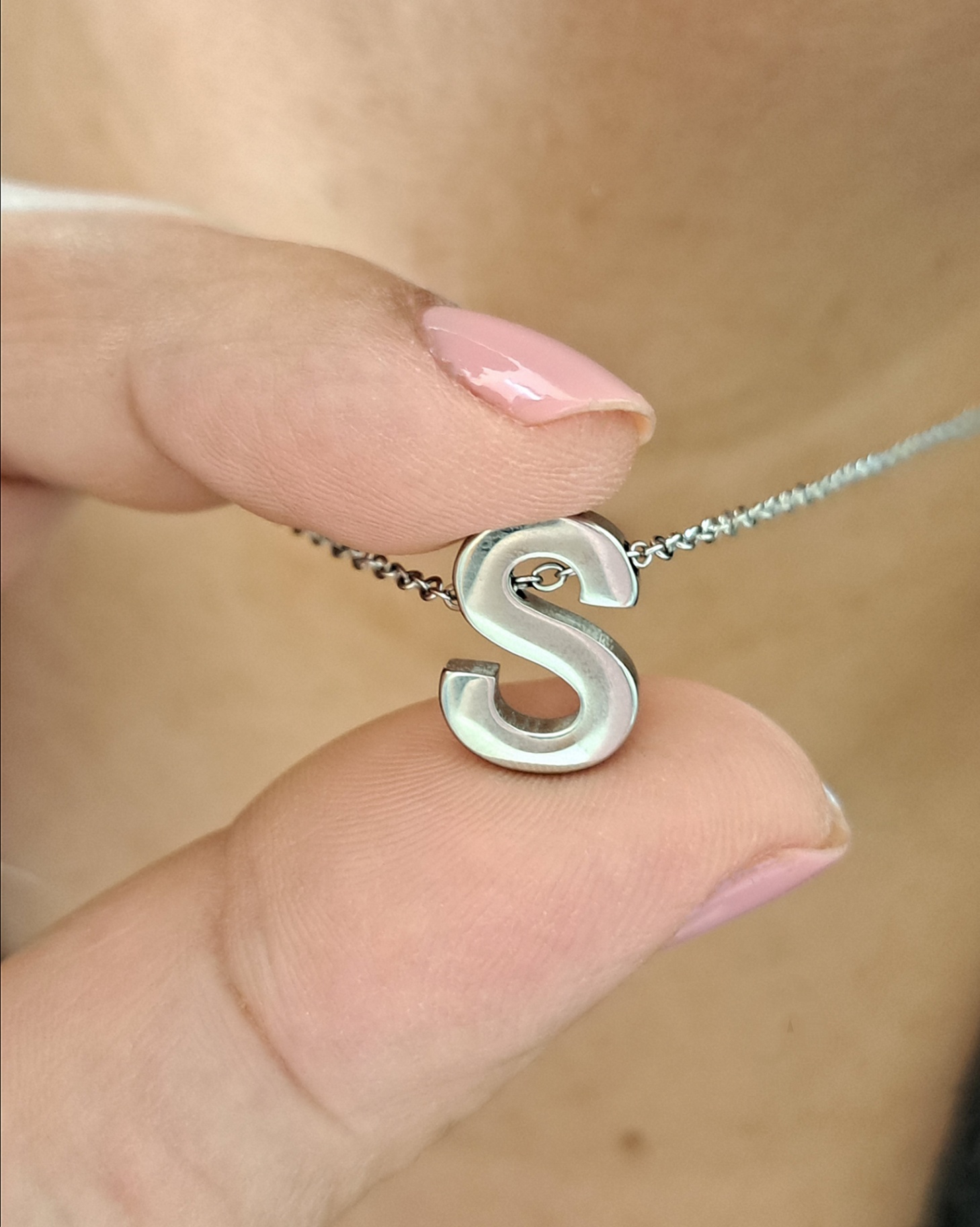 Foto de colar letra em aço inox