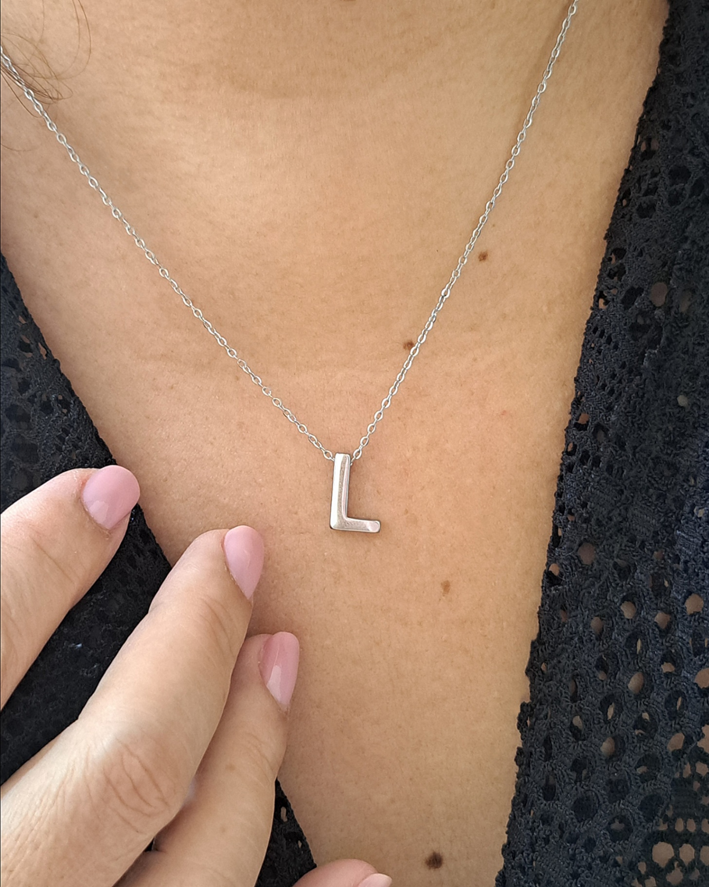 Foto de colar letra em aço inox