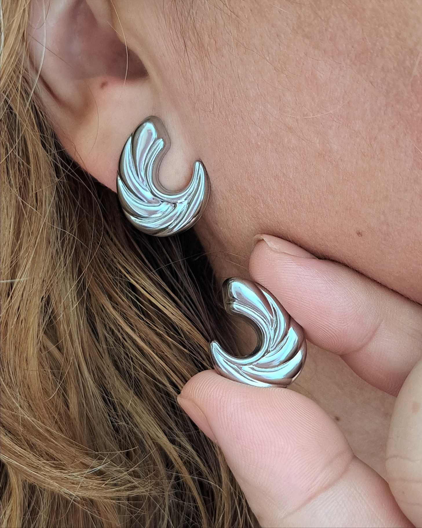 Foto de brinco ondas em aço inox Foto de brinco ondas em aço inox