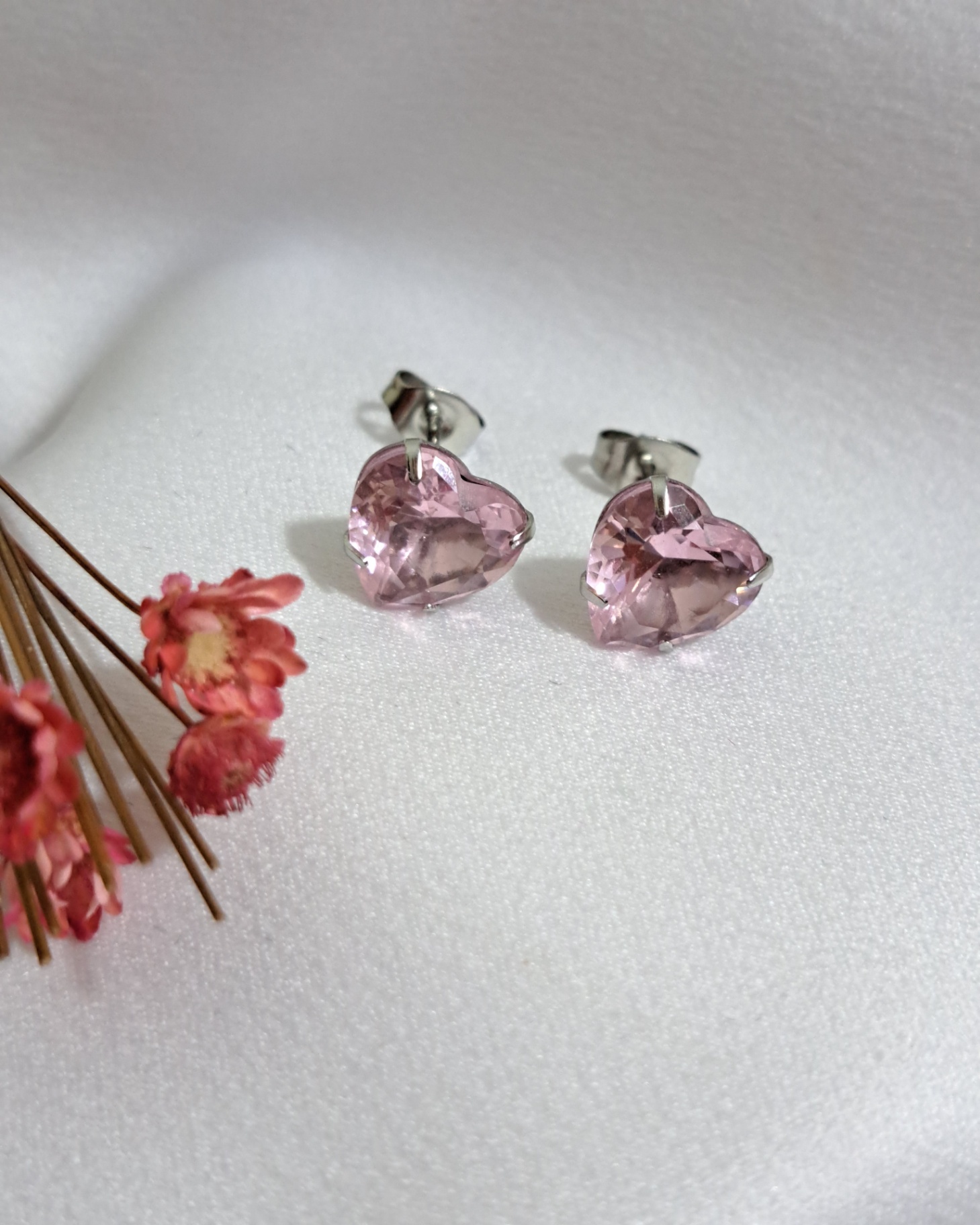 Foto de brinco aço inox pedra 1cm coração rosa claro Foto de brinco aço inox pedra 1cm coração rosa claro