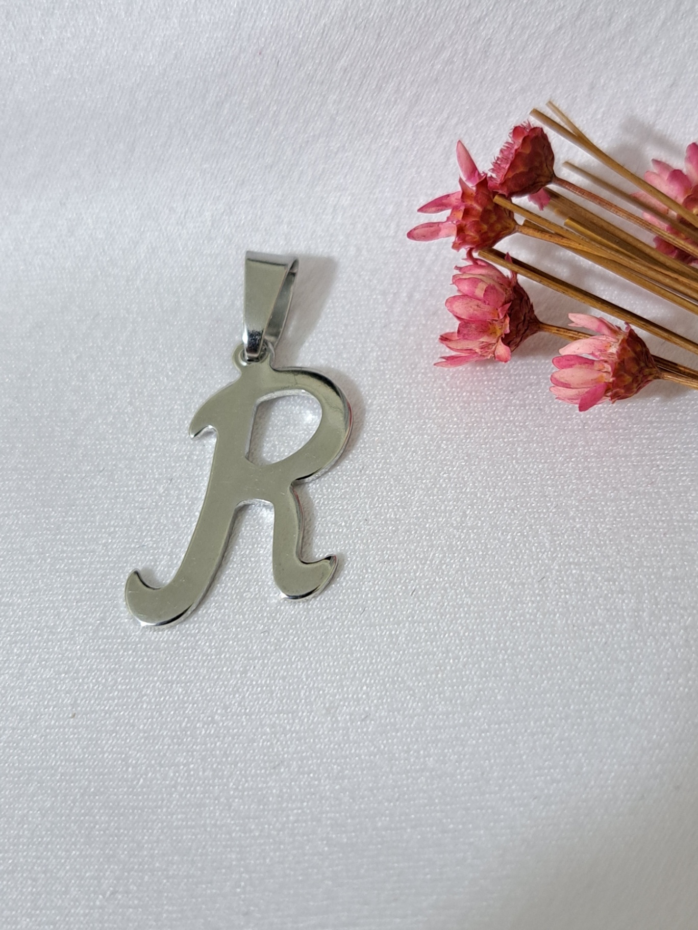 Foto de pingente letras cursivas em aço inox
