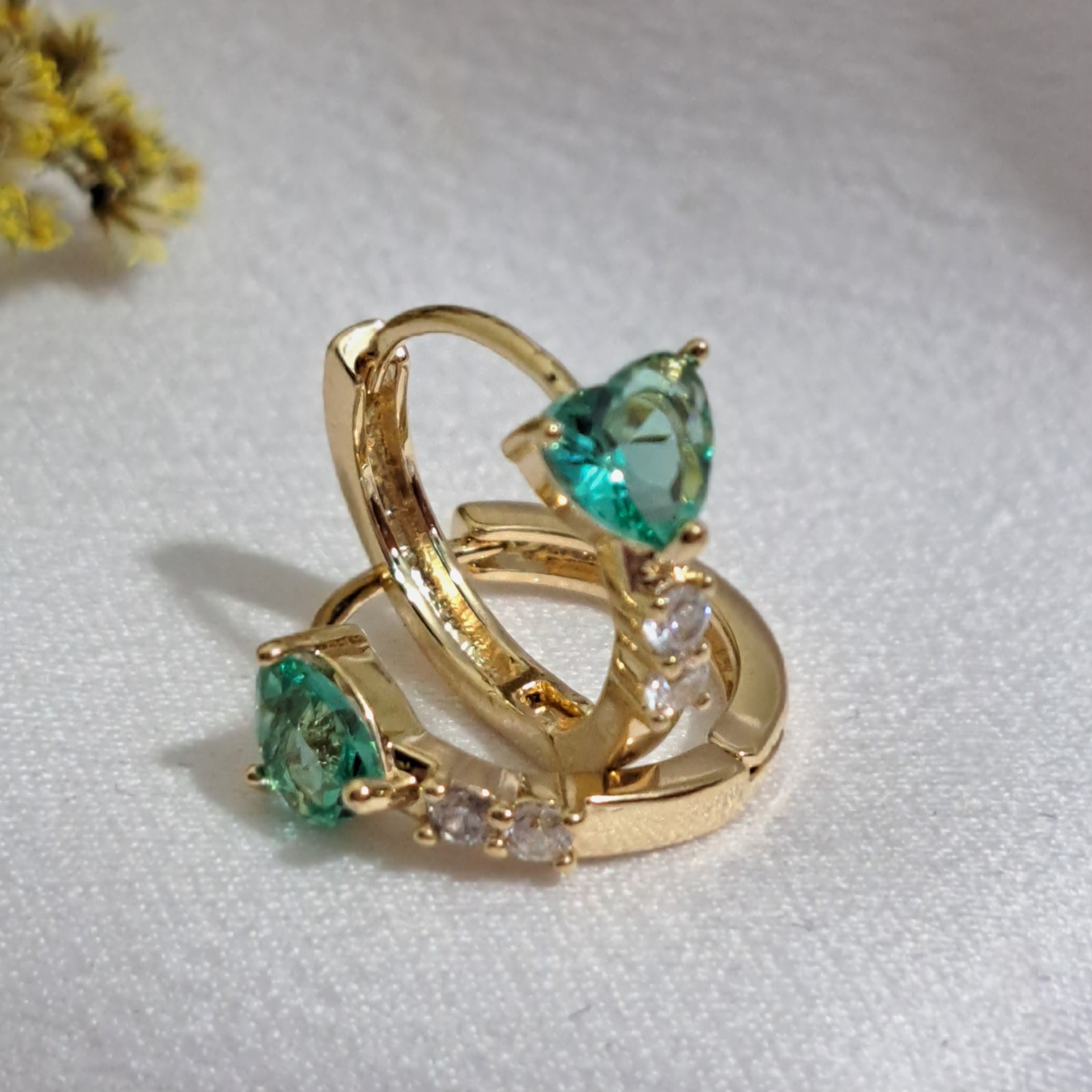 Foto de argola click com zirconia e pedra coração