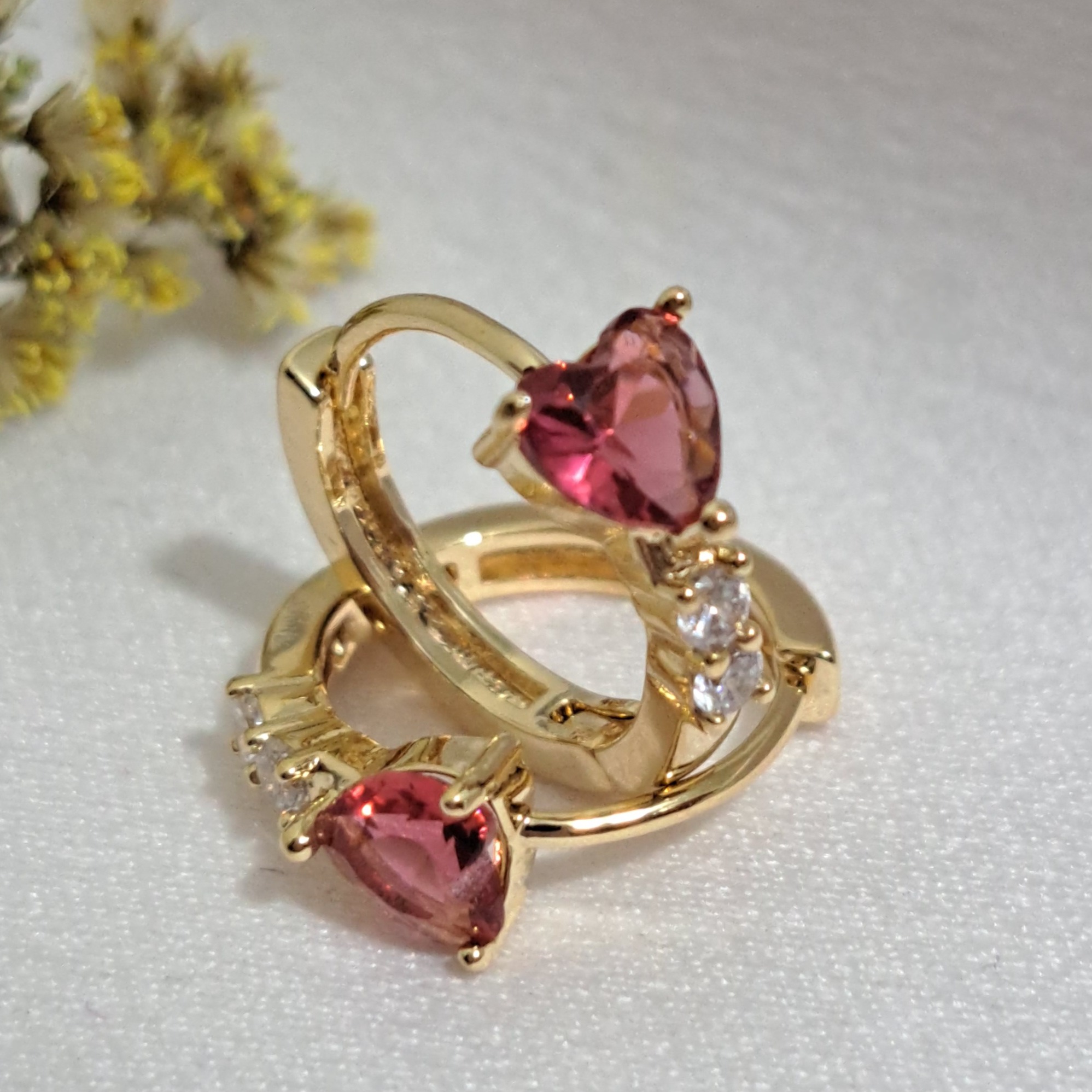 Foto de argola click com zirconia e pedra coração