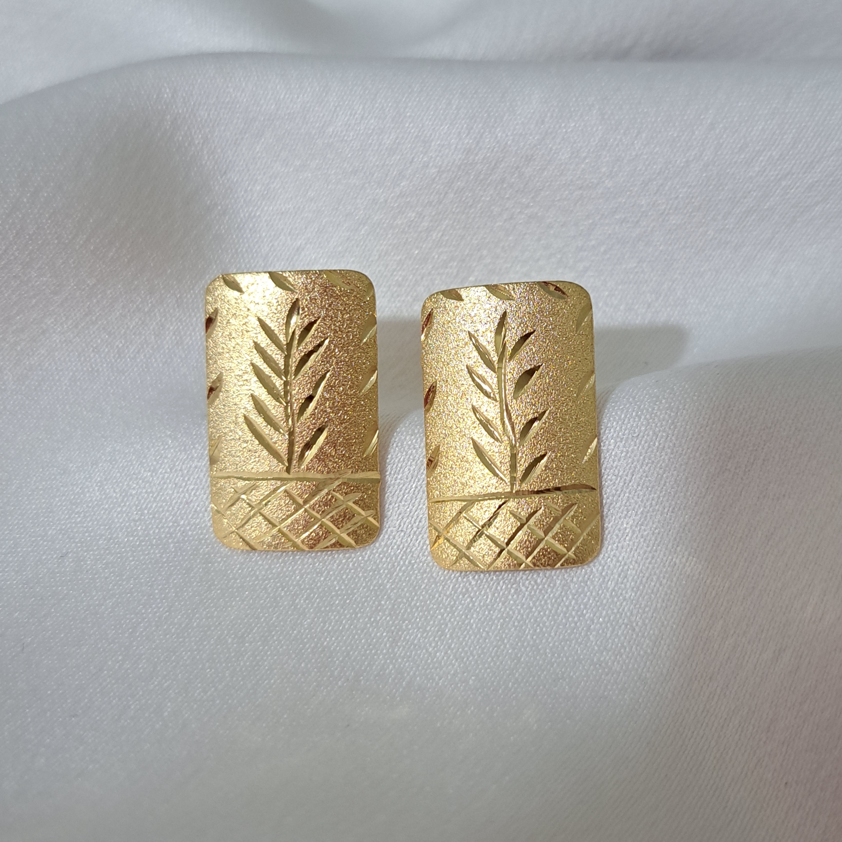 Foto de brinco retangular cintilante com detalhes diamantado
