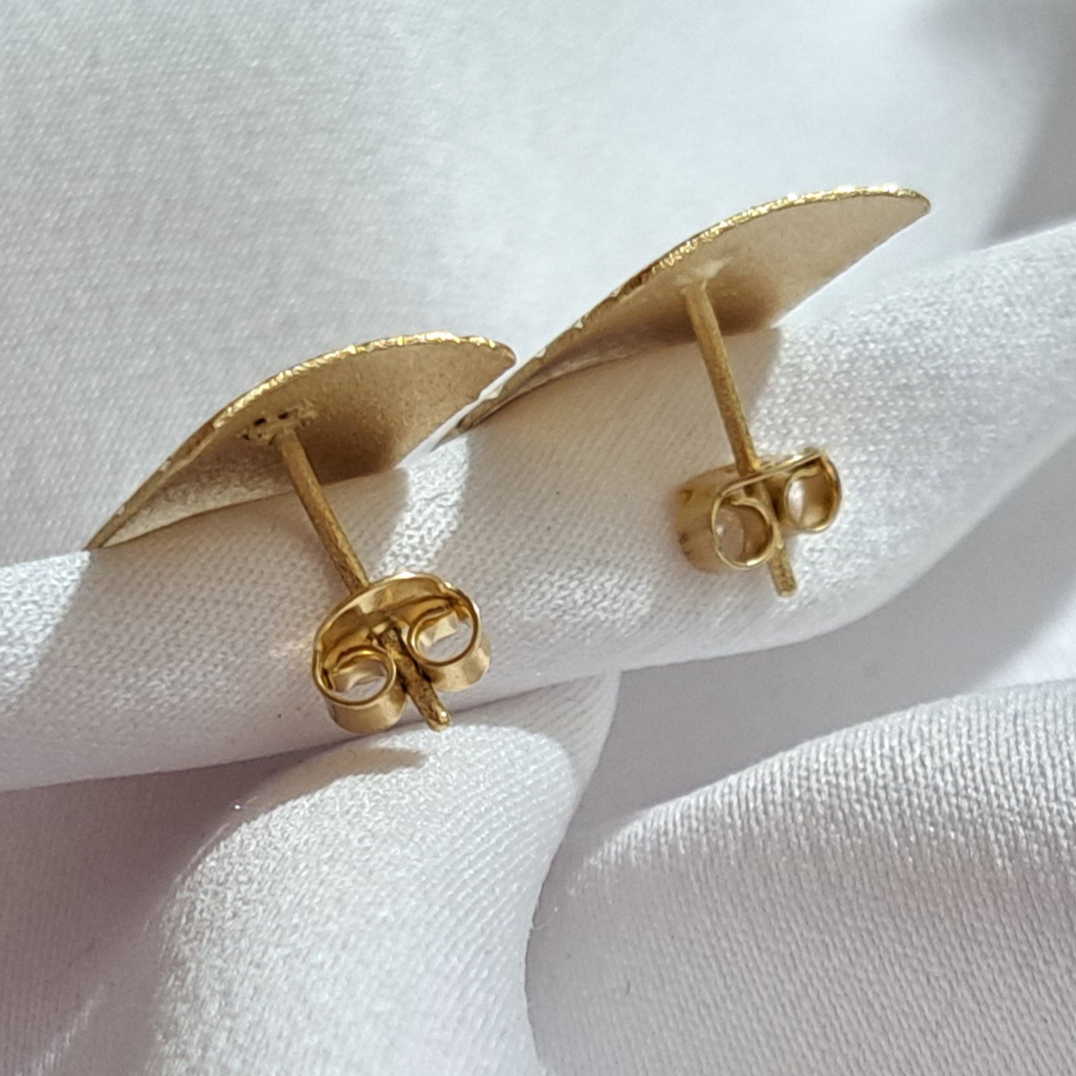 Foto de brinco retangular cintilante com detalhes diamantado