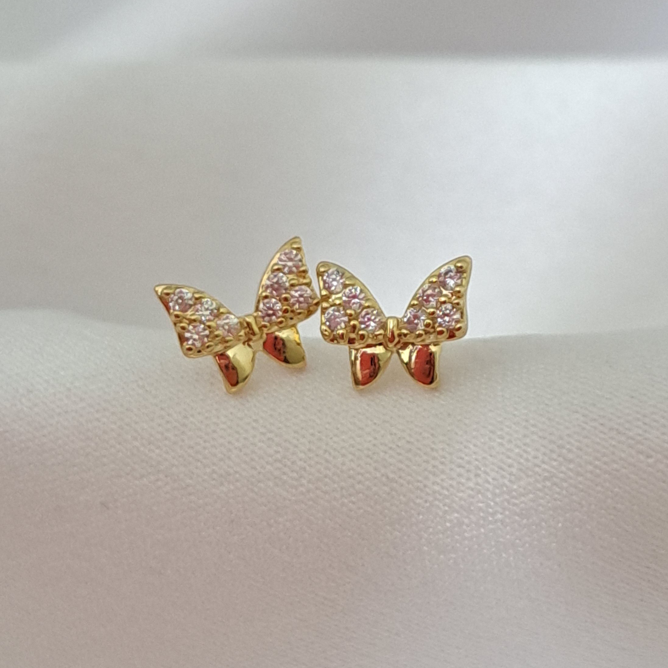 Foto de brinco lacinho p com microzircônia