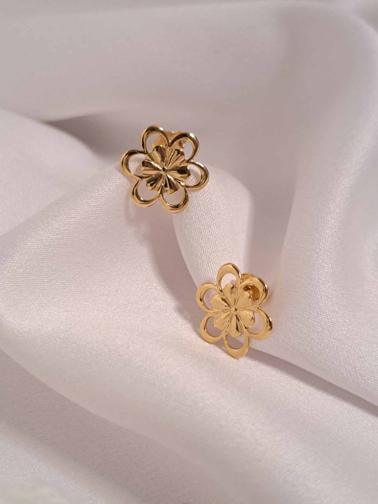 Foto de brinco flor vazada laminada 15mm
