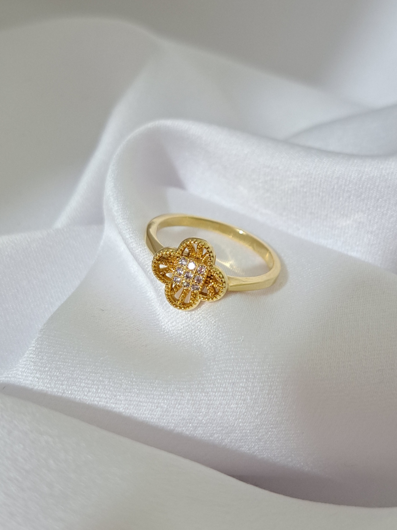 Foto de anel trevo com microzircônias