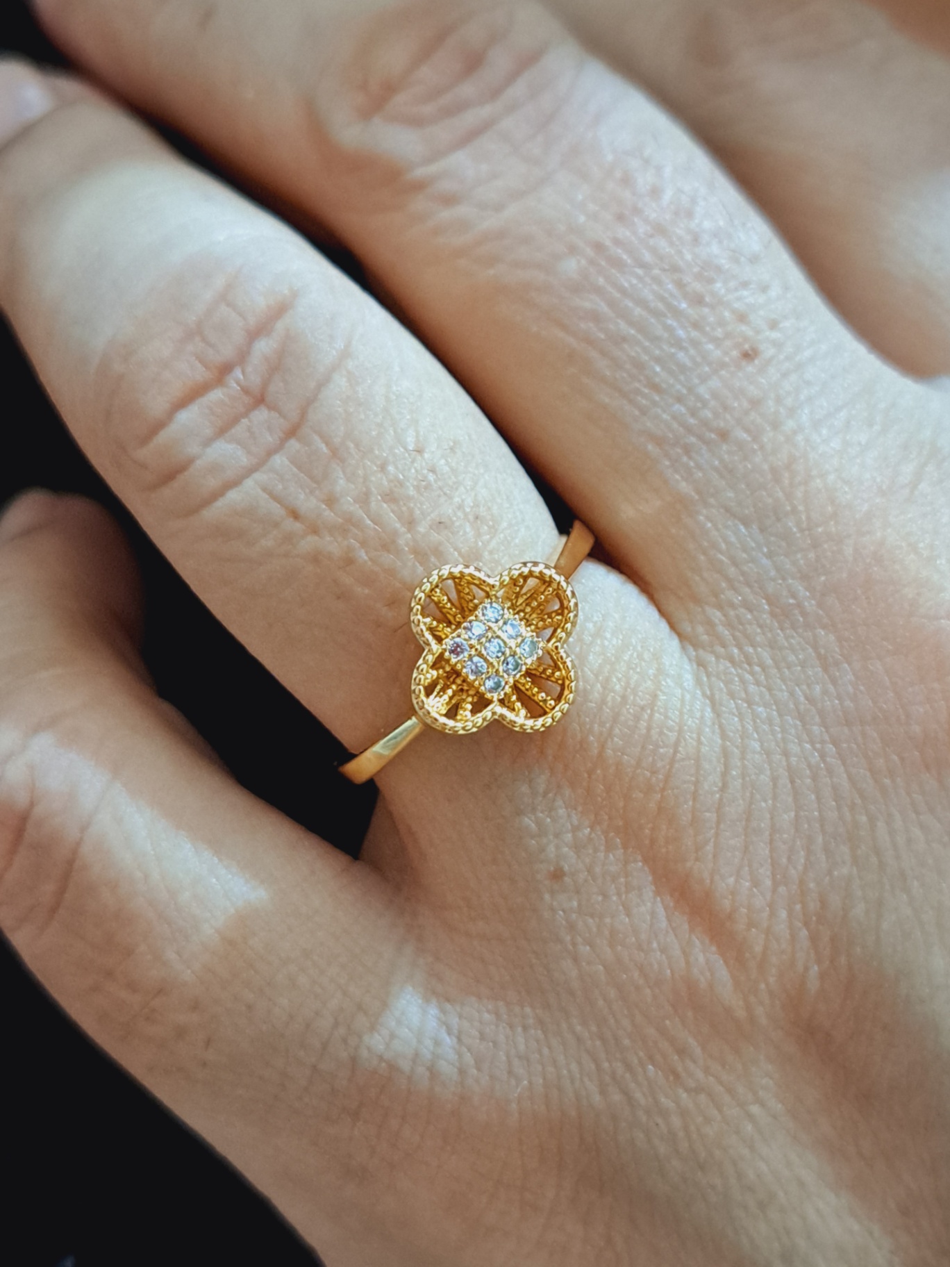 Foto de anel trevo com microzircônias