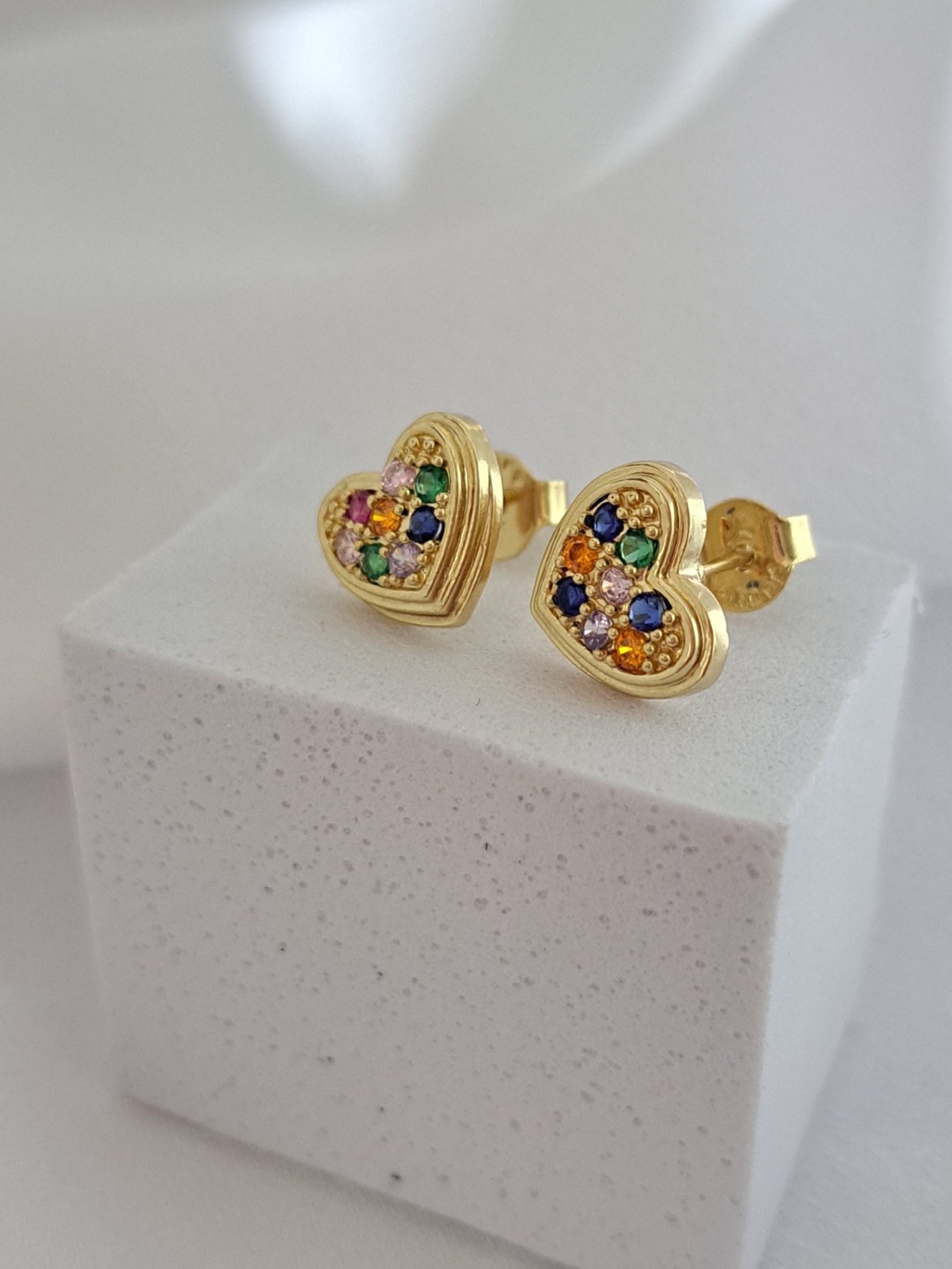 Foto de brinco coração amoldurado zircônias coloridas