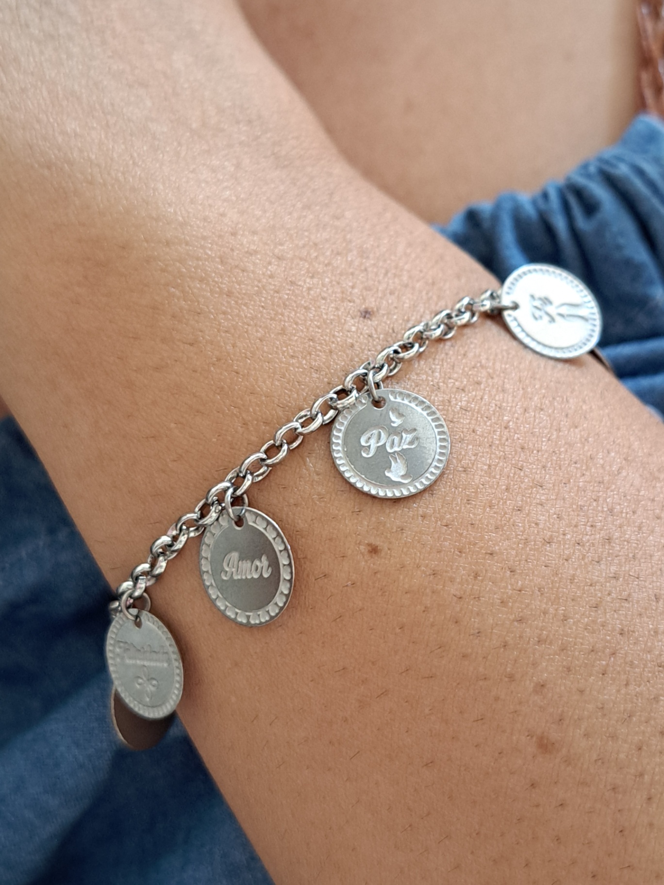 Foto de pulseira medalhas positivas