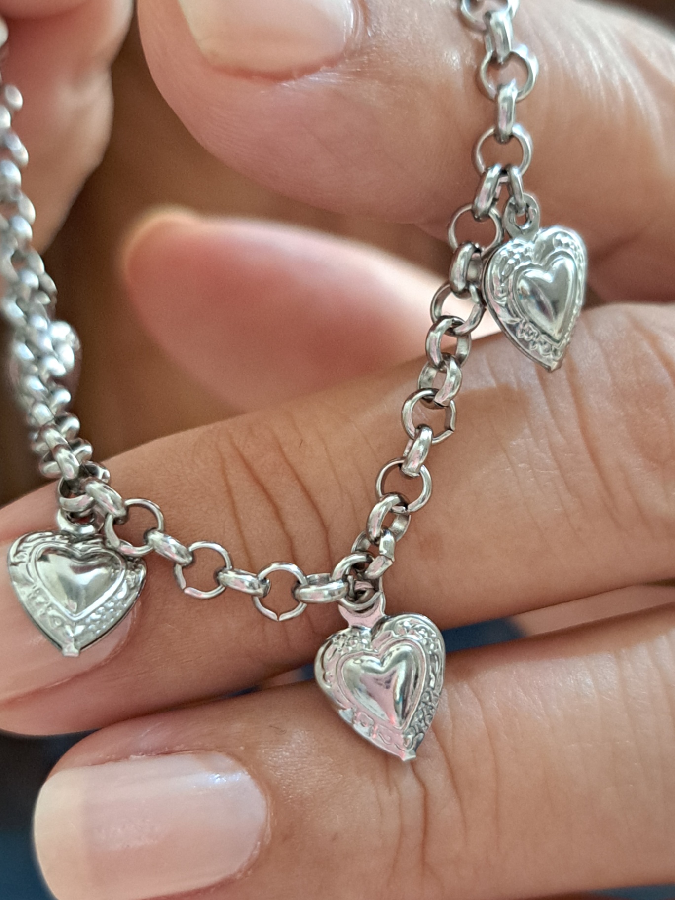 Foto de pulseira 5 corações texturizados em aço inox
