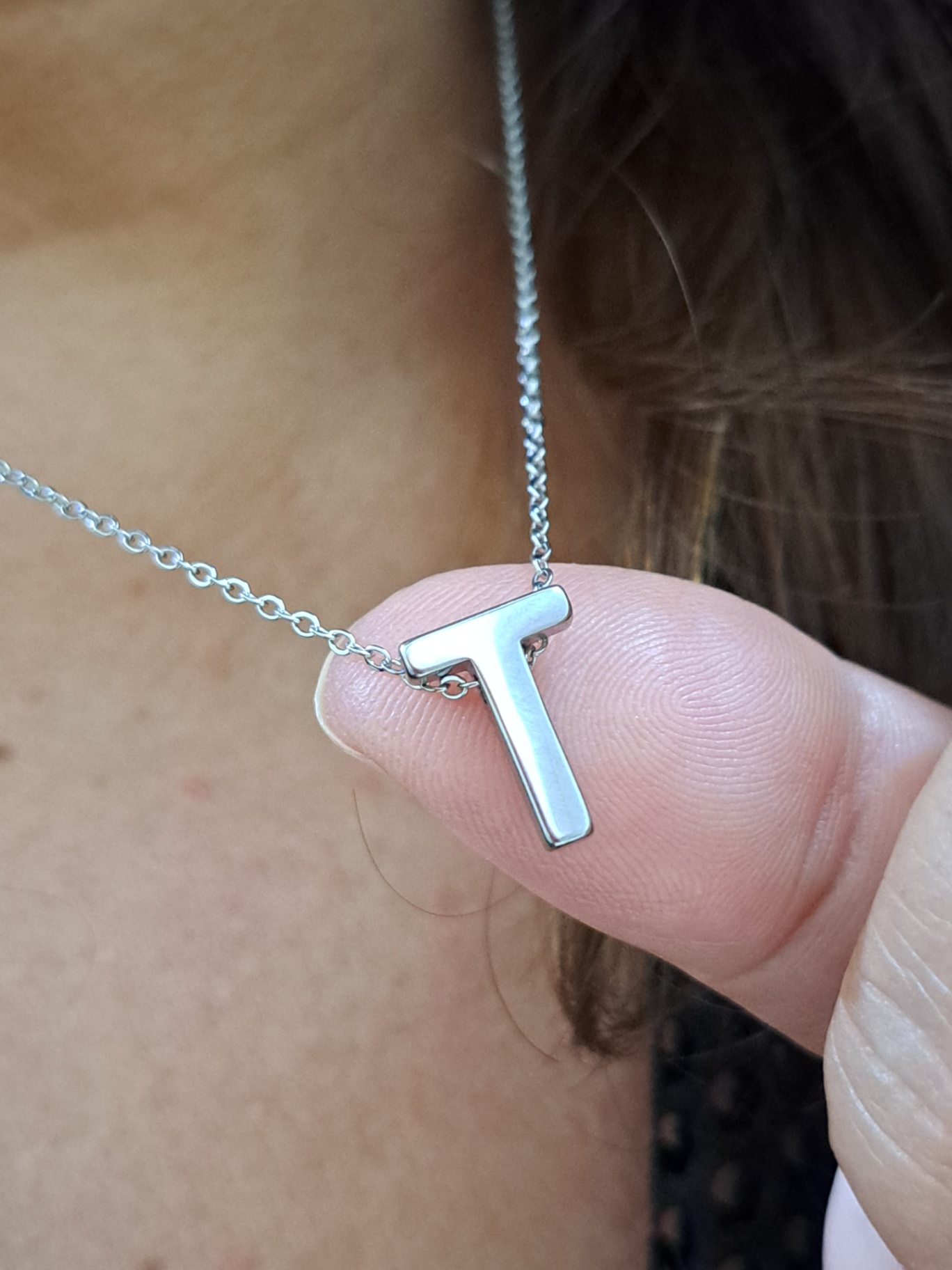 Foto de colar letra em aço inox