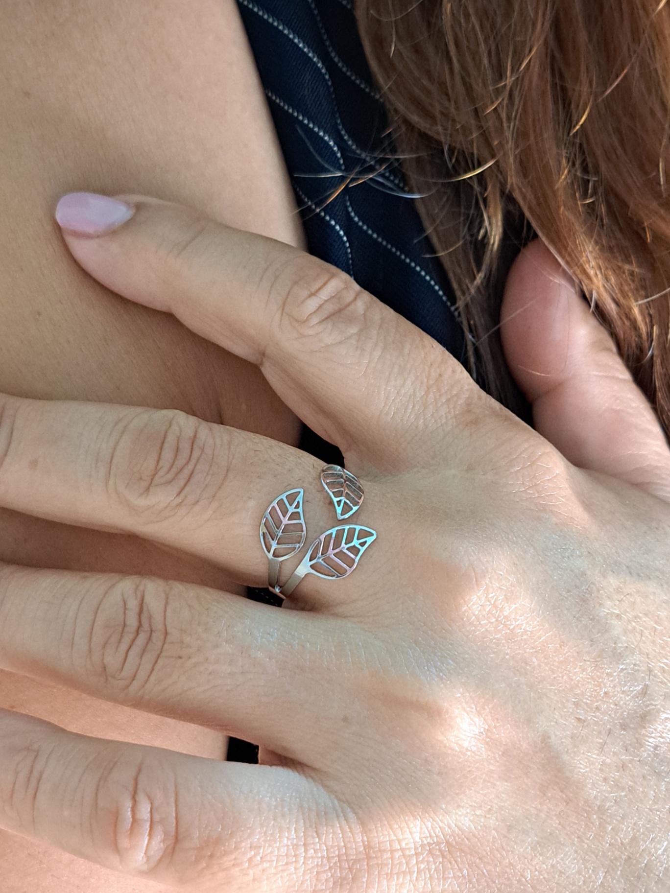 Foto de anel 3 folhas vazadas em aço inox