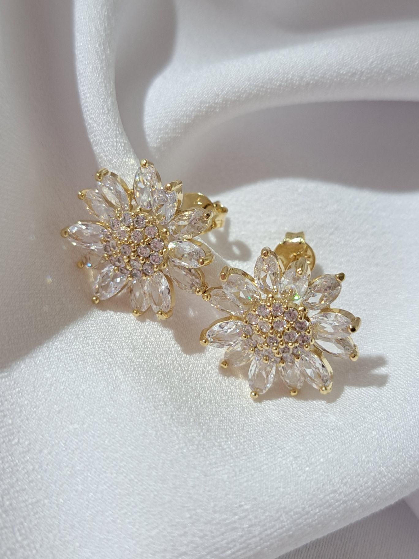Foto de brinco flor zircônias 12 pétalas