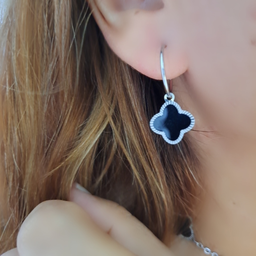 Foto de brinco de argola com pingente trevo preto em aço inox