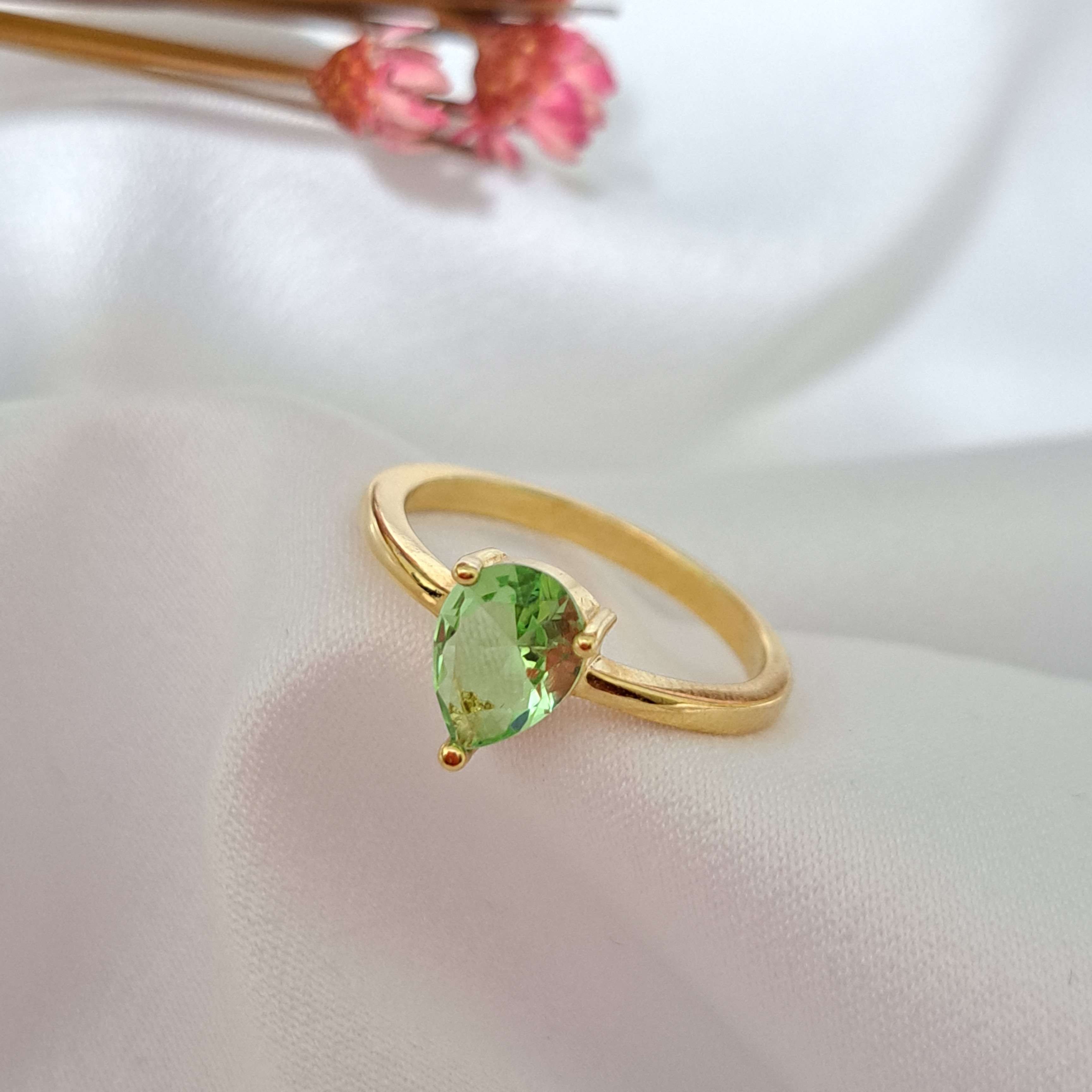 Foto de anel pedra gota verde limão