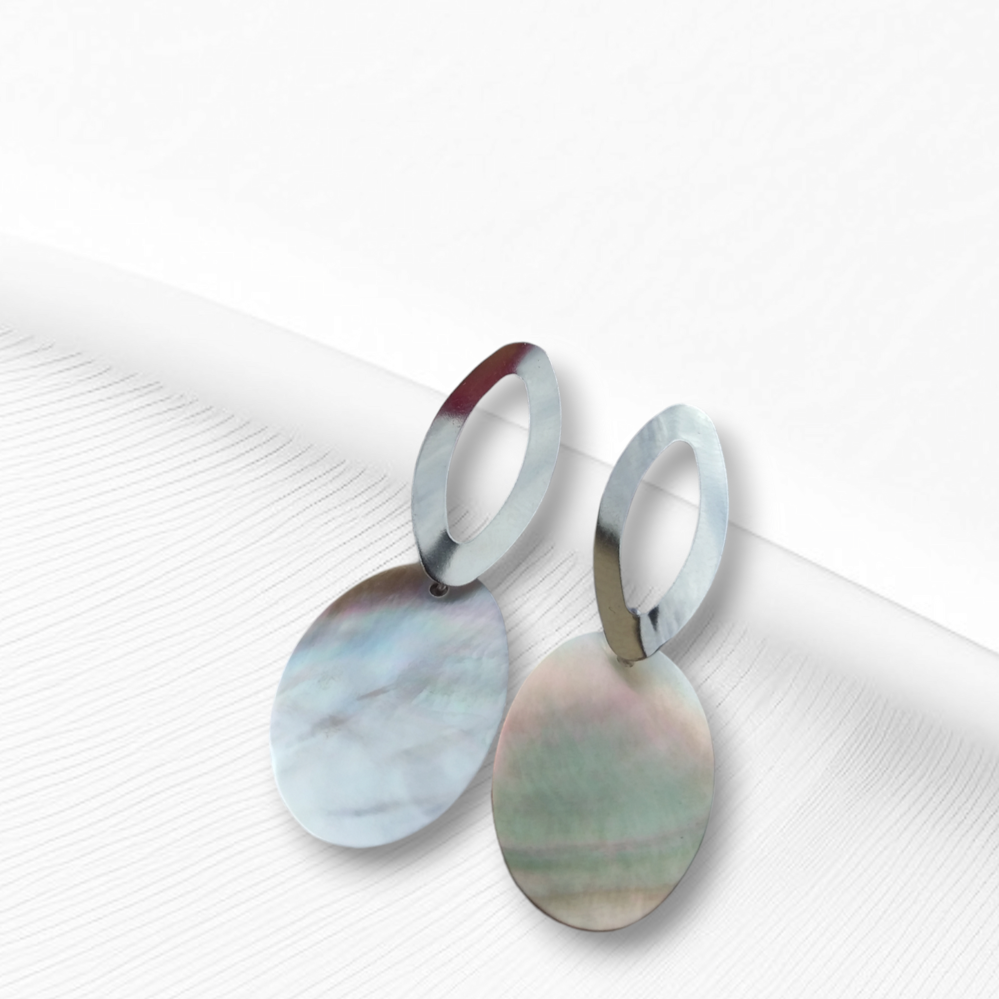 Foto de brinco oval madrepérola em aço inox