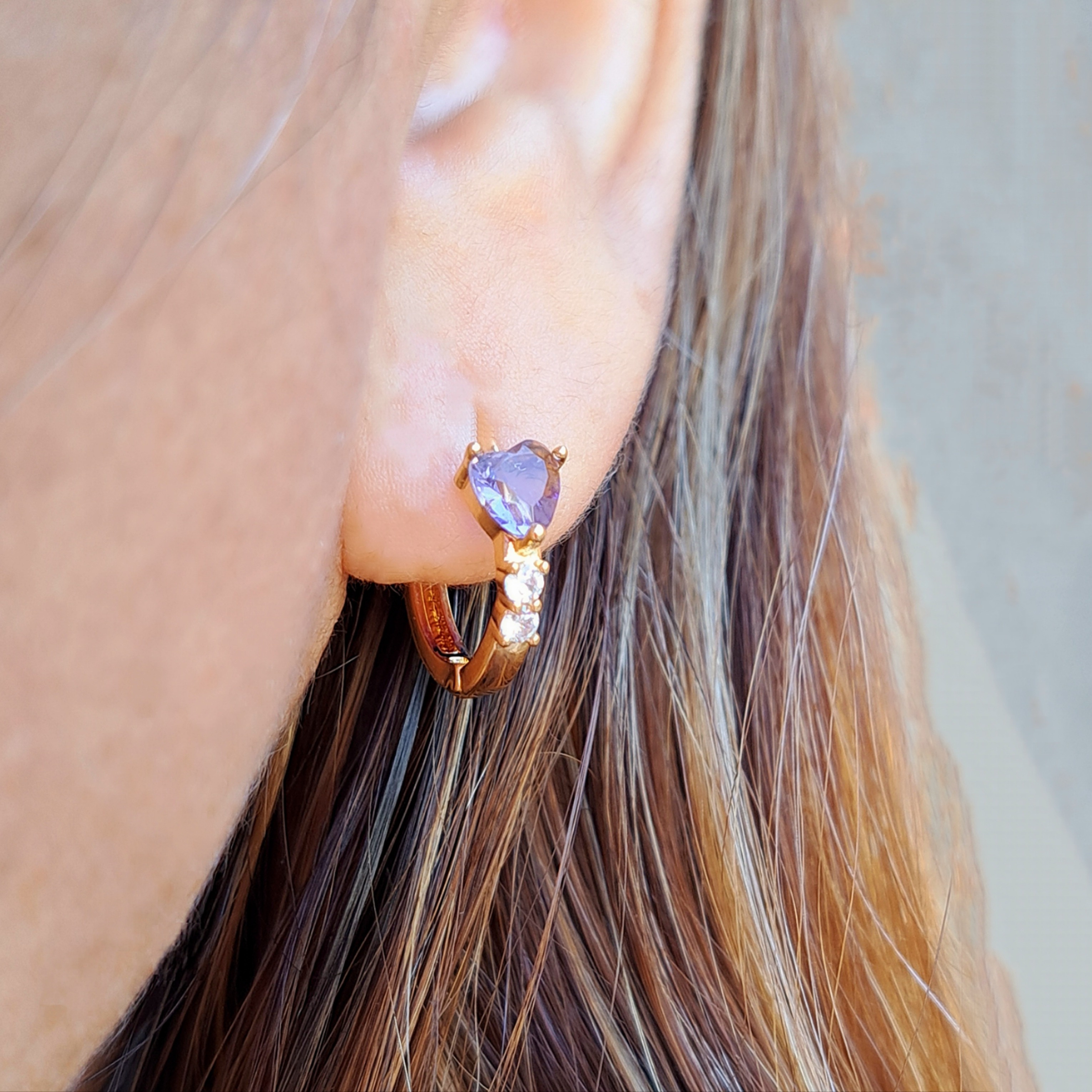 Foto de argola click com zirconia e pedra coração