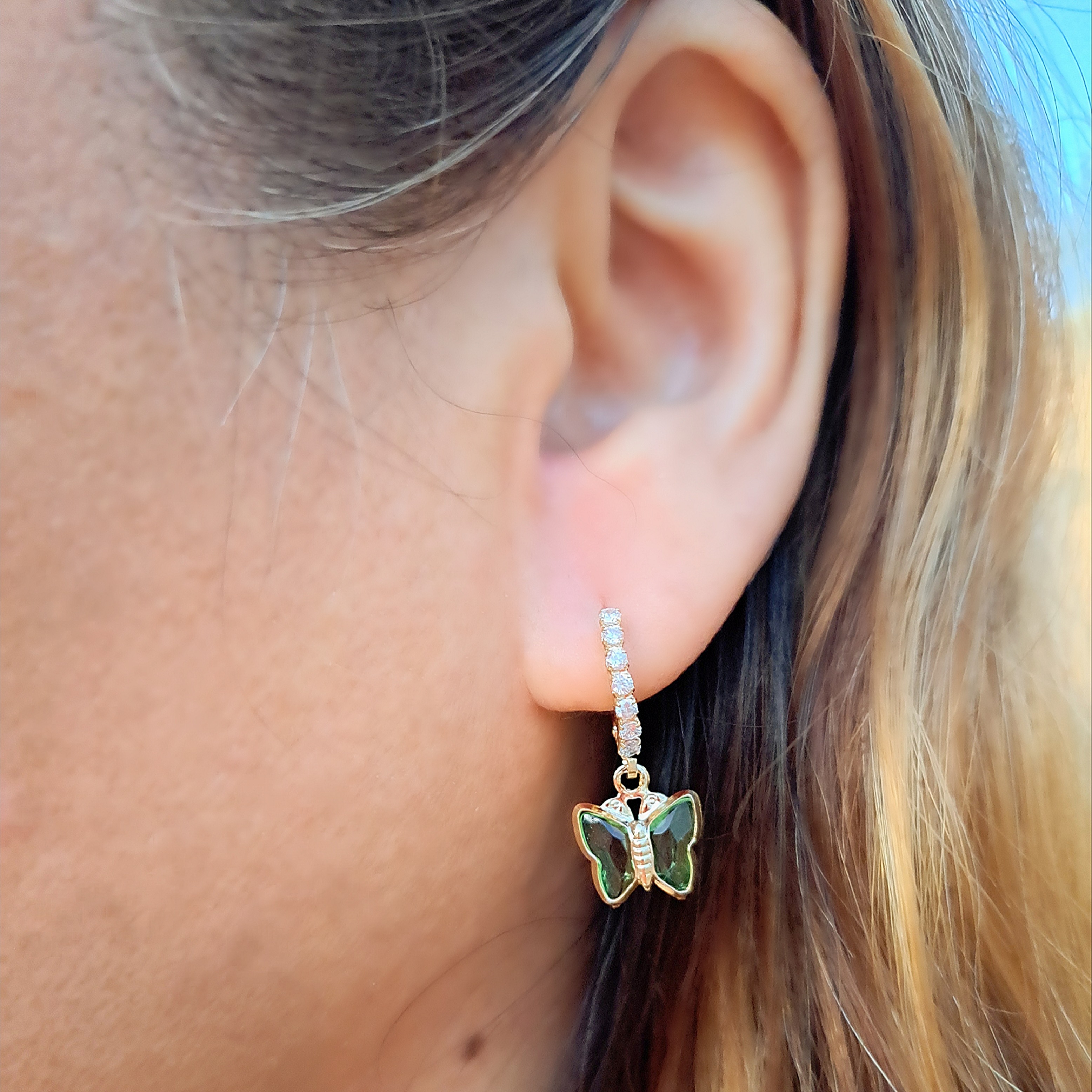 Foto de brinco com pingente borboleta