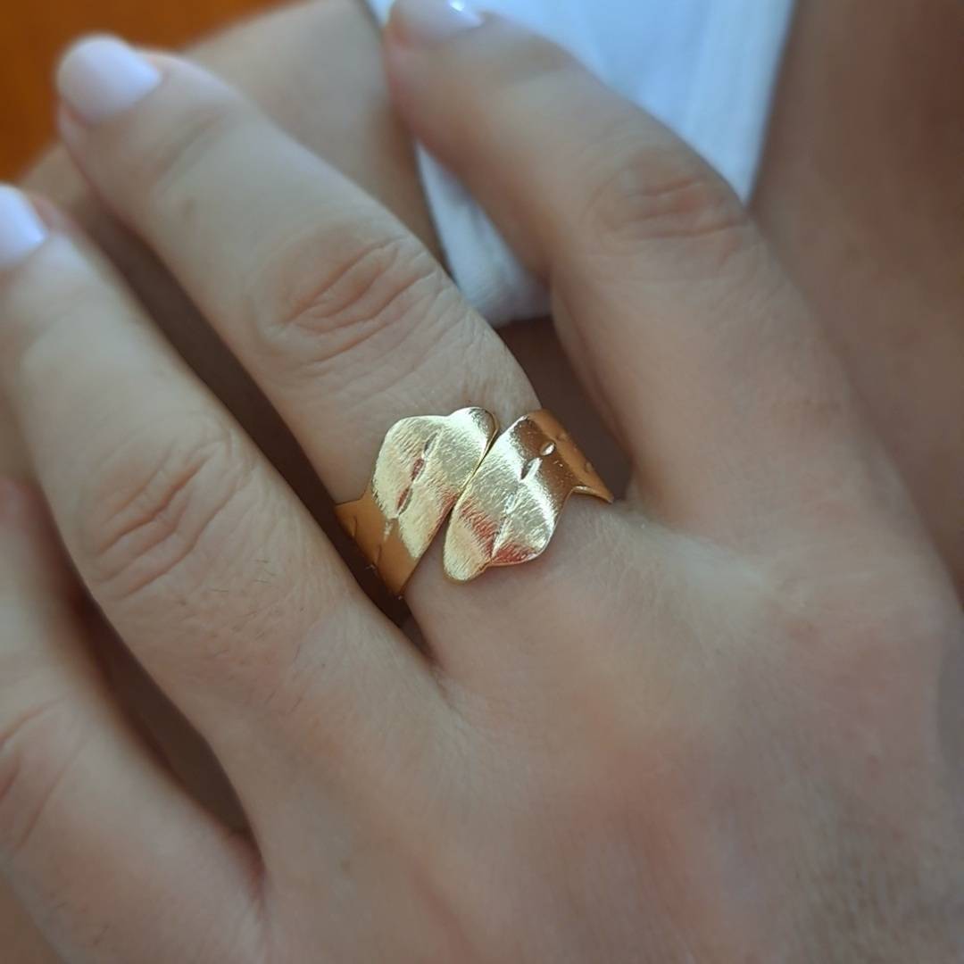 Foto de anel orgânico com detalhes diamantado e abertura frontal