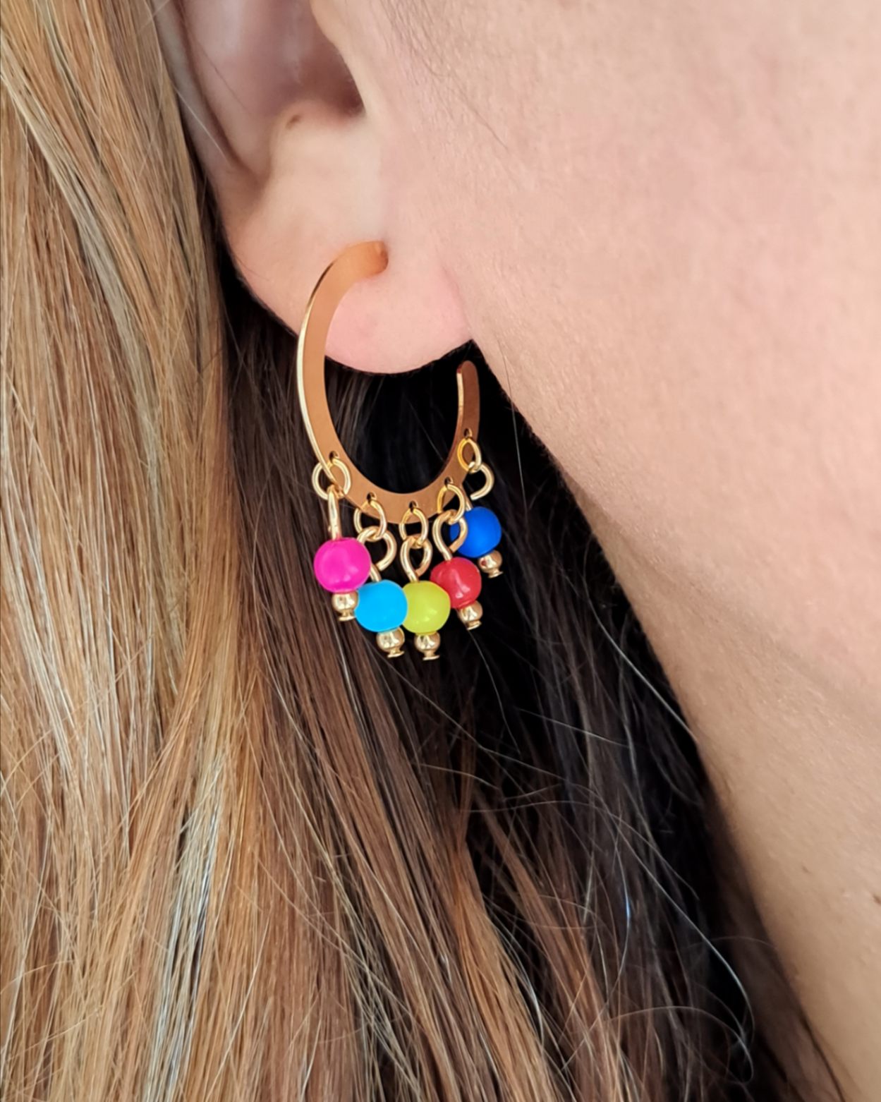 Foto de argola com 5 misangas coloridas