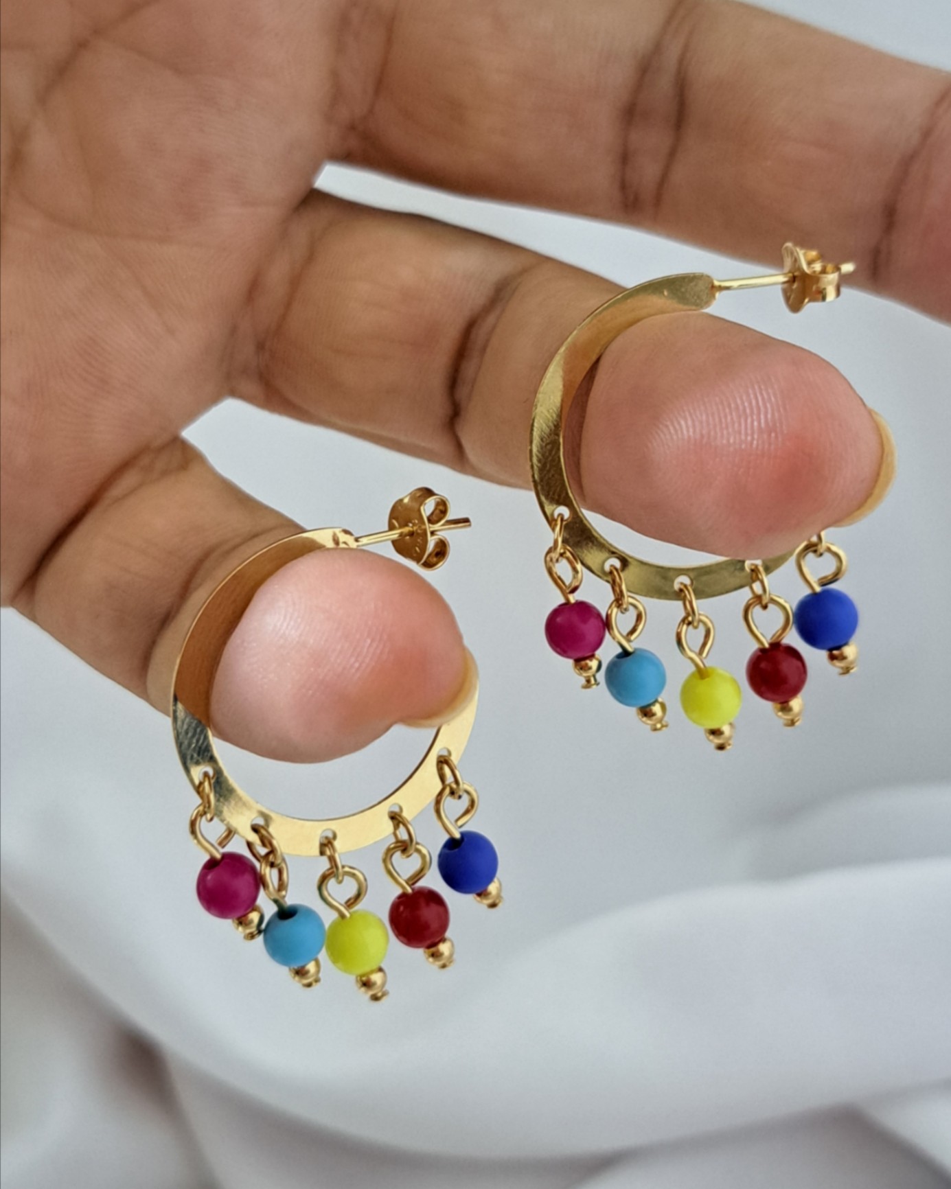Foto de argola com 5 misangas coloridas