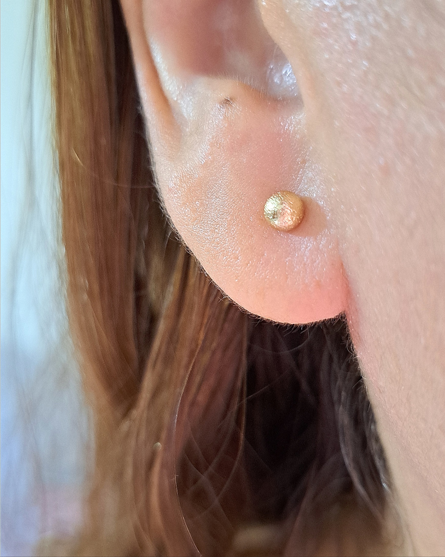Foto de brinco esfera texturizada de 4mm