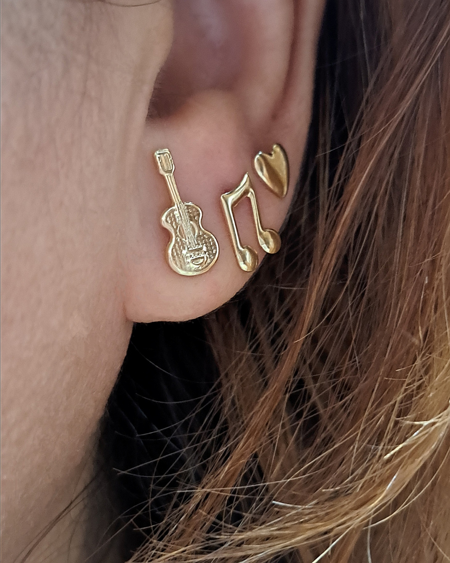 Foto de trio de brincos amo música