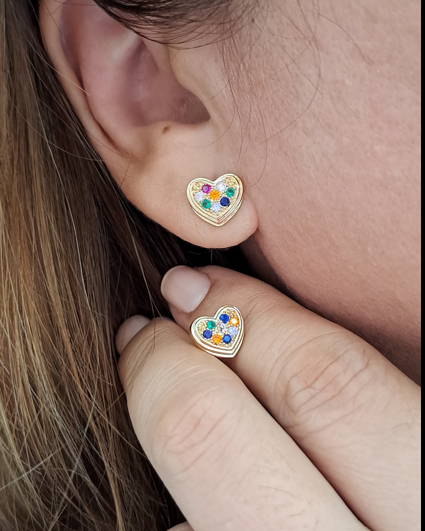 Foto de brinco coração amoldurado zircônias coloridas