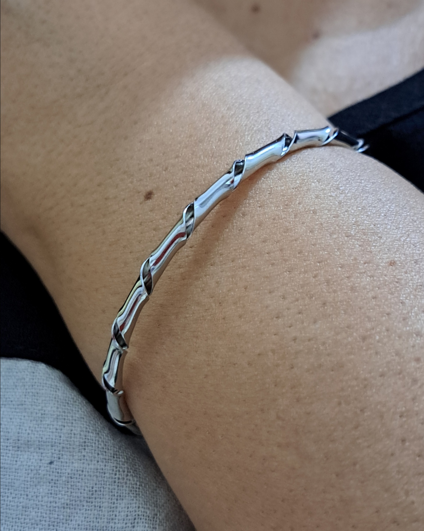 Foto de pulseira bracelete torcido em aço inox Foto de pulseira bracelete torcido em aço inox
