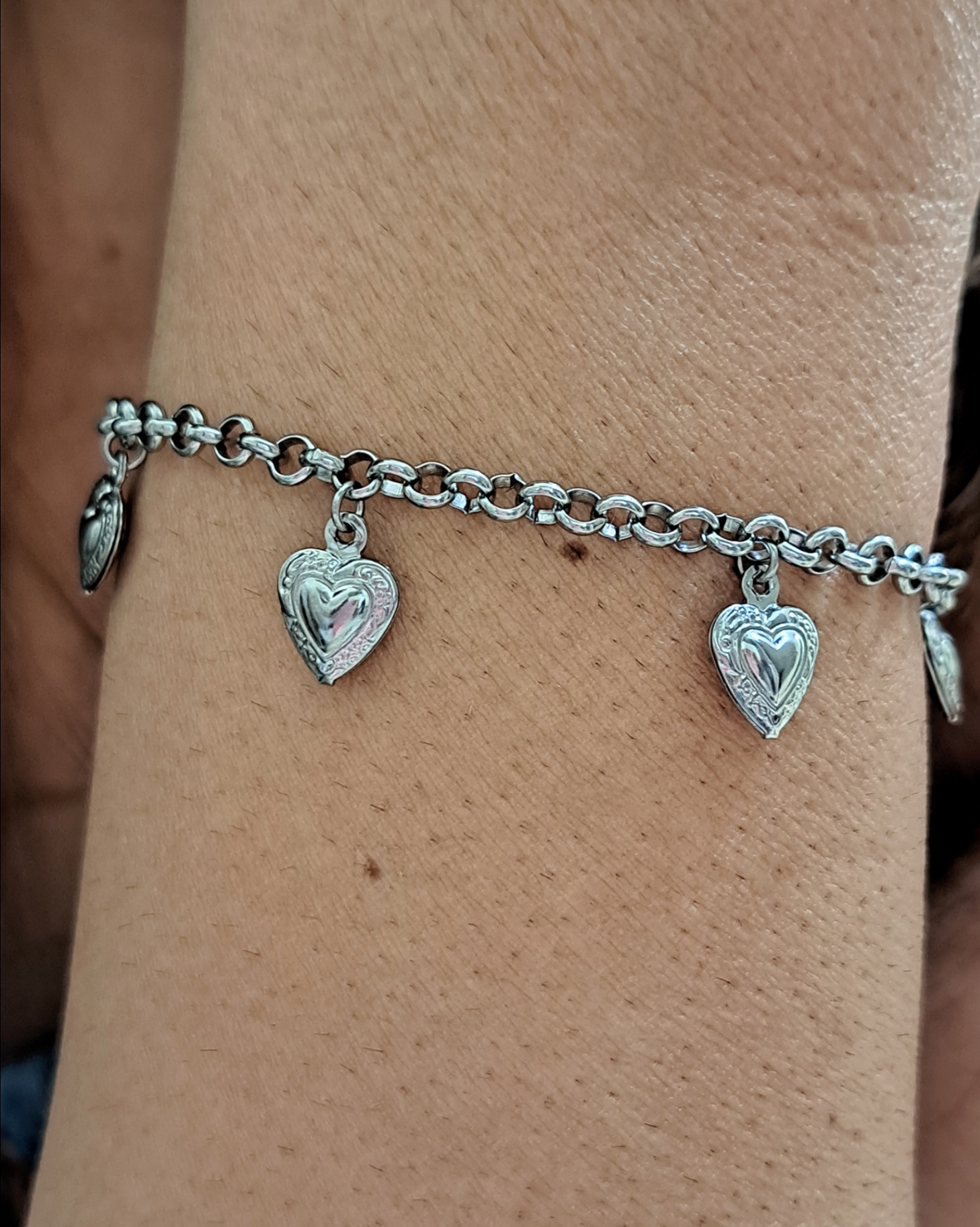 Foto de pulseira 5 corações texturizados em aço inox