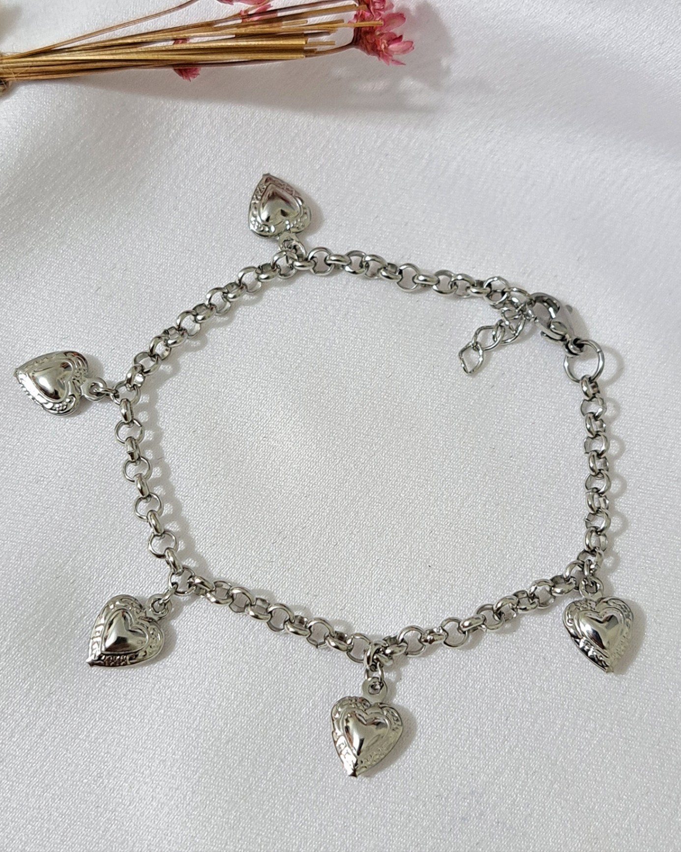 Foto de pulseira 5 corações texturizados em aço inox