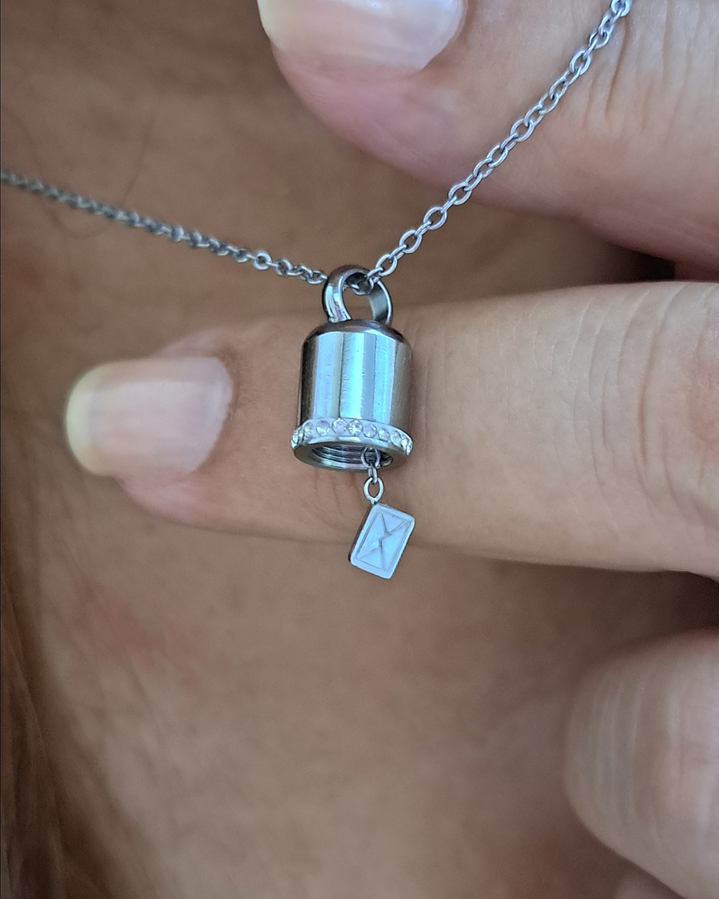 Foto de colar cápsula do amor em aço inox