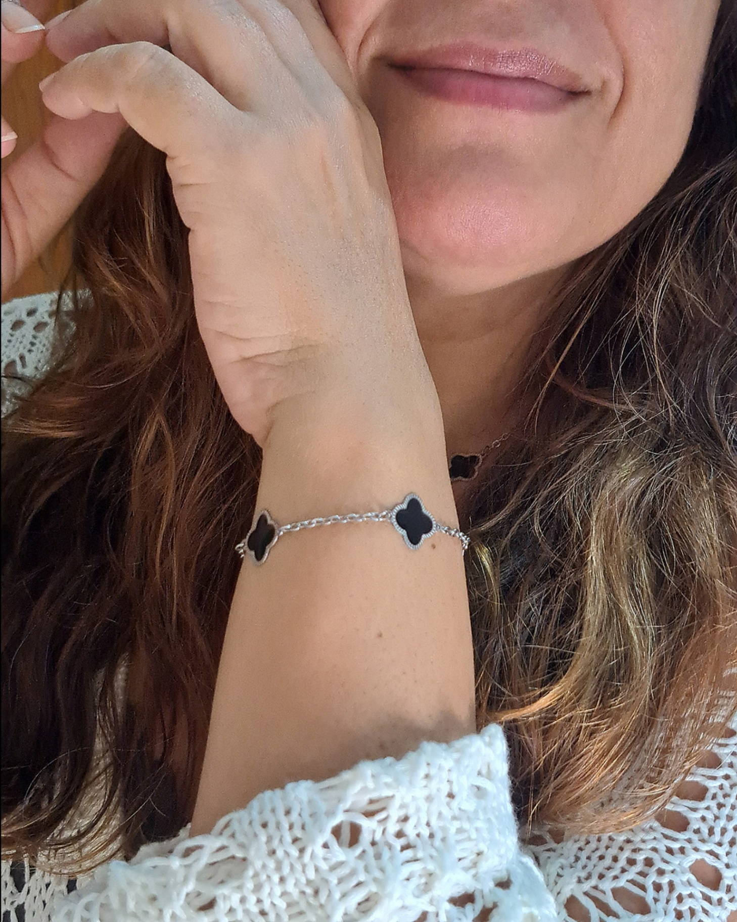 Foto de pulseira trevo resina preta em aço inox