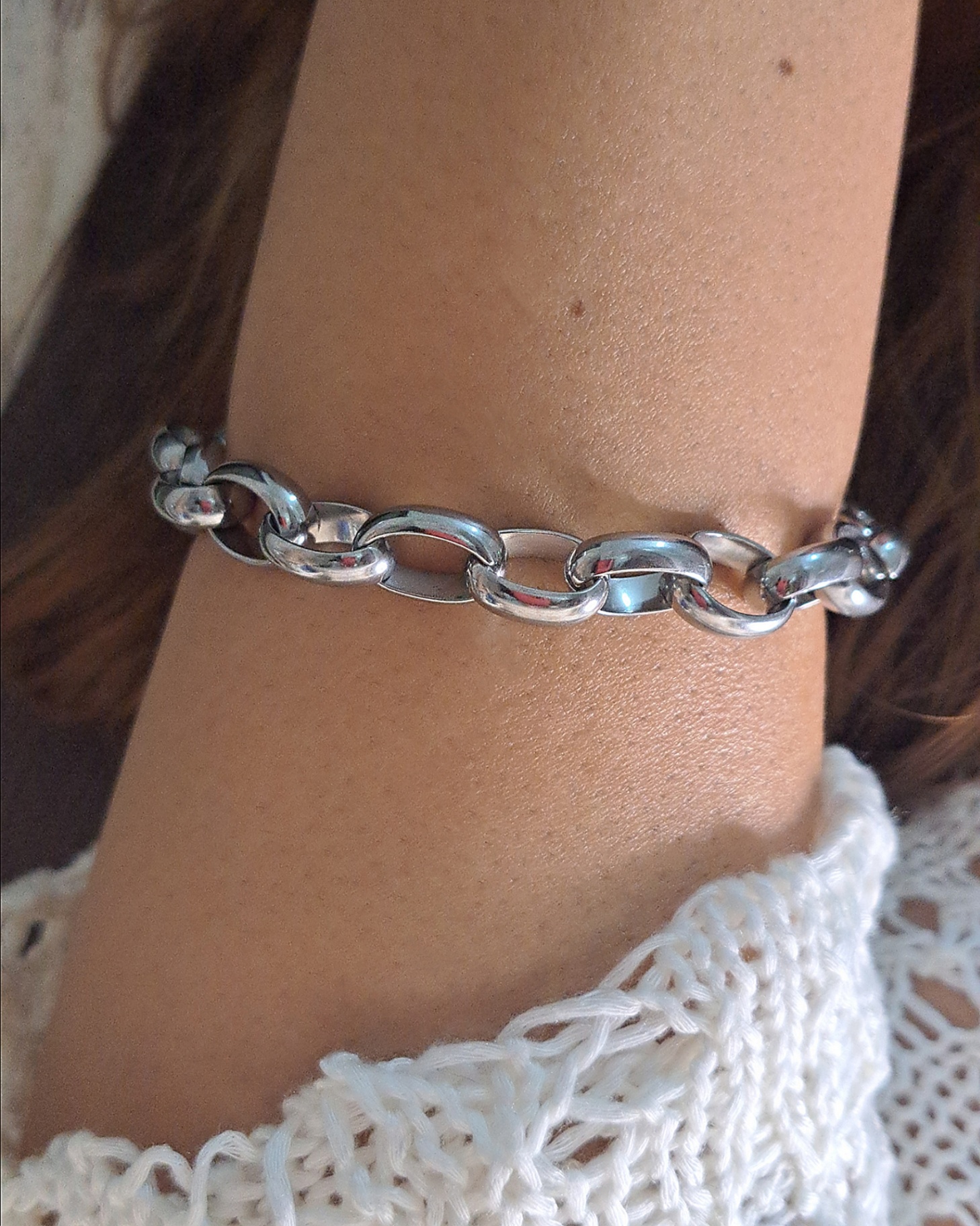 Foto de pulseira elos largos e lisos em aço inox