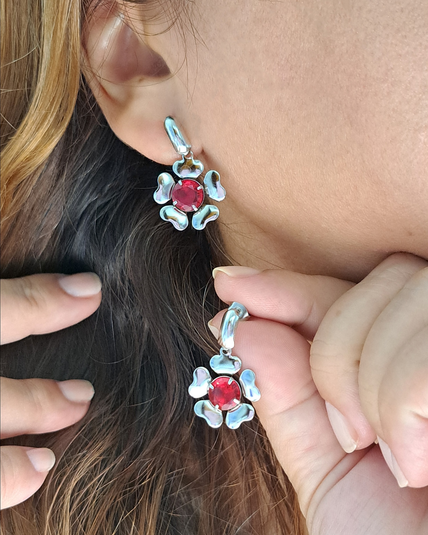 Foto de brinco flor com pedra vermelha aço inox