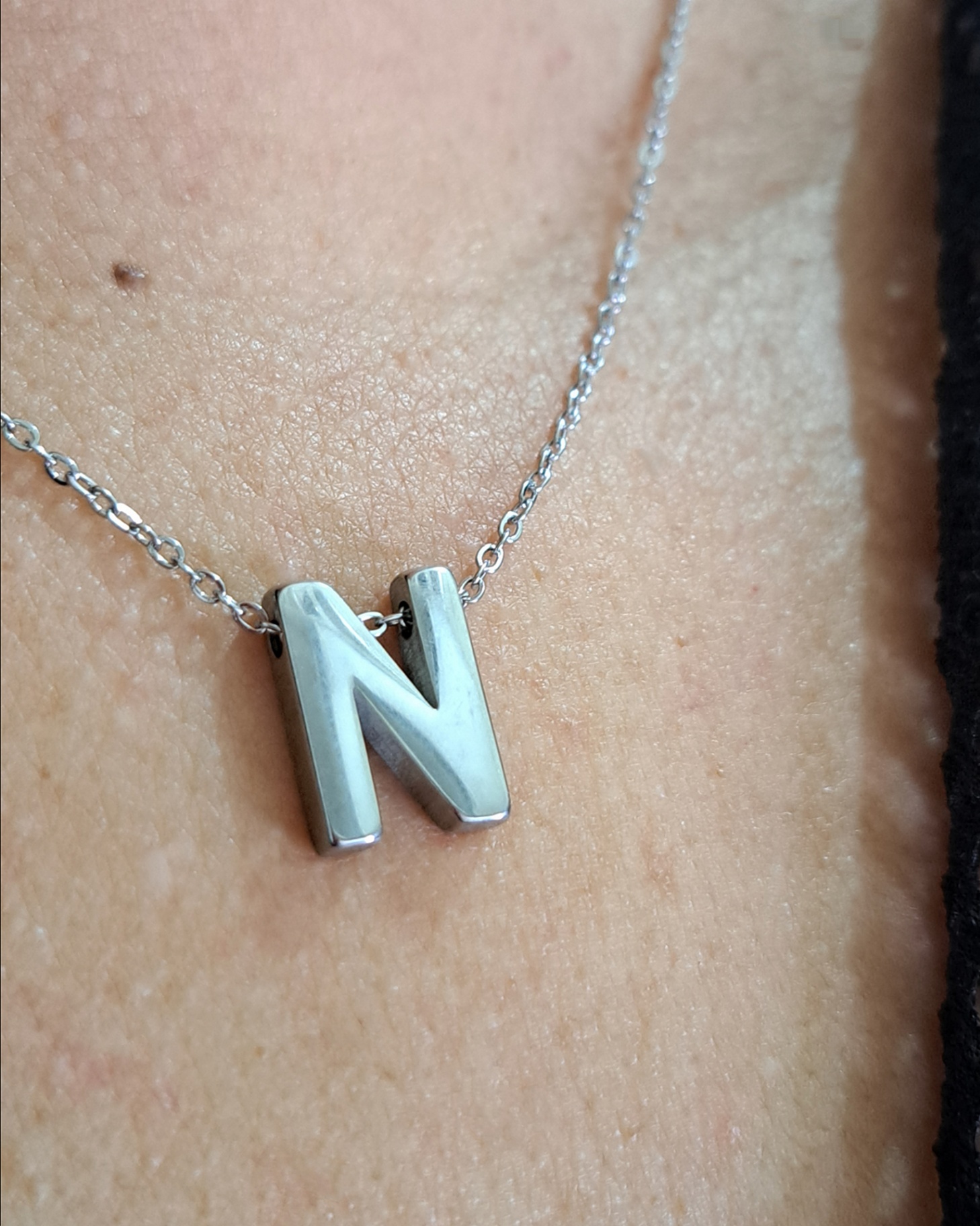 Foto de colar letra em aço inox