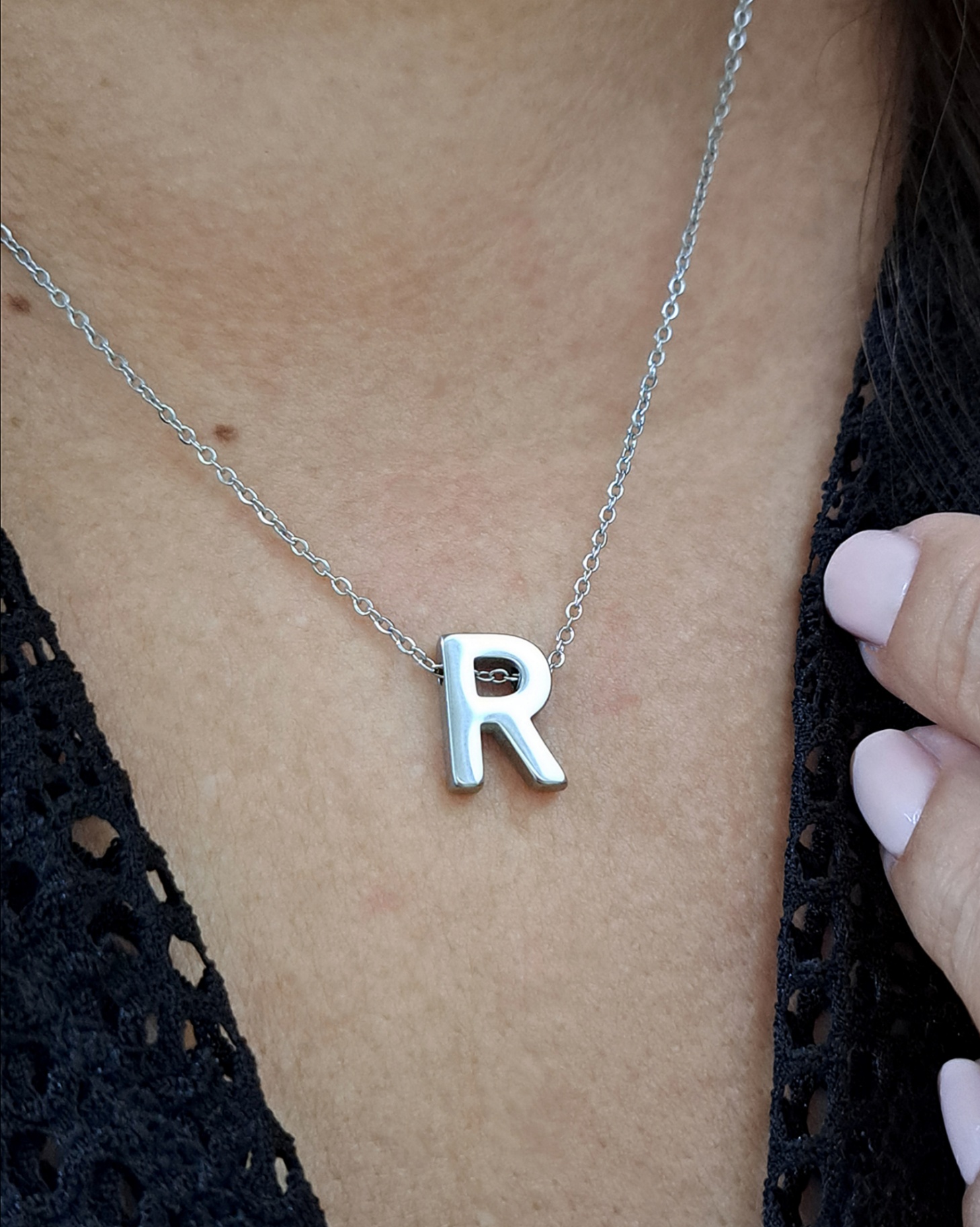 Foto de colar letra em aço inox