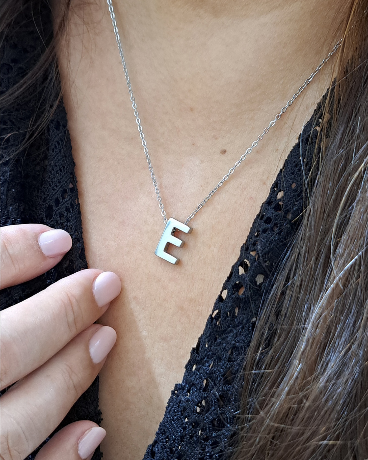 Foto de colar letra em aço inox