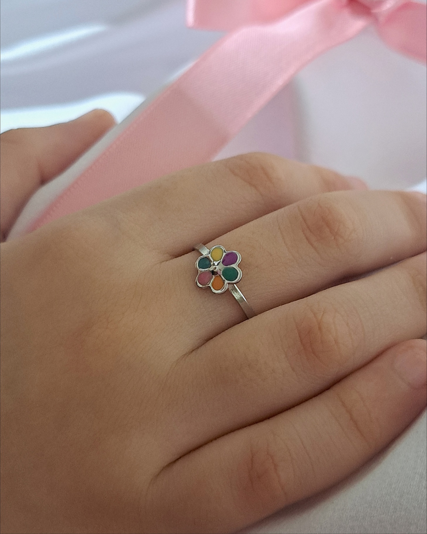 Foto de anel flor colorida resinada aço inox