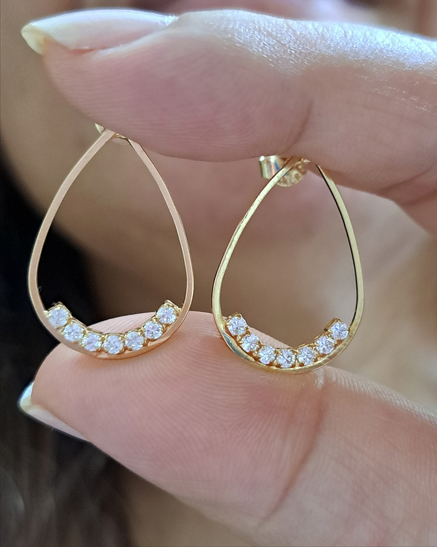 Foto de brinco gota vazada 7 zircônias