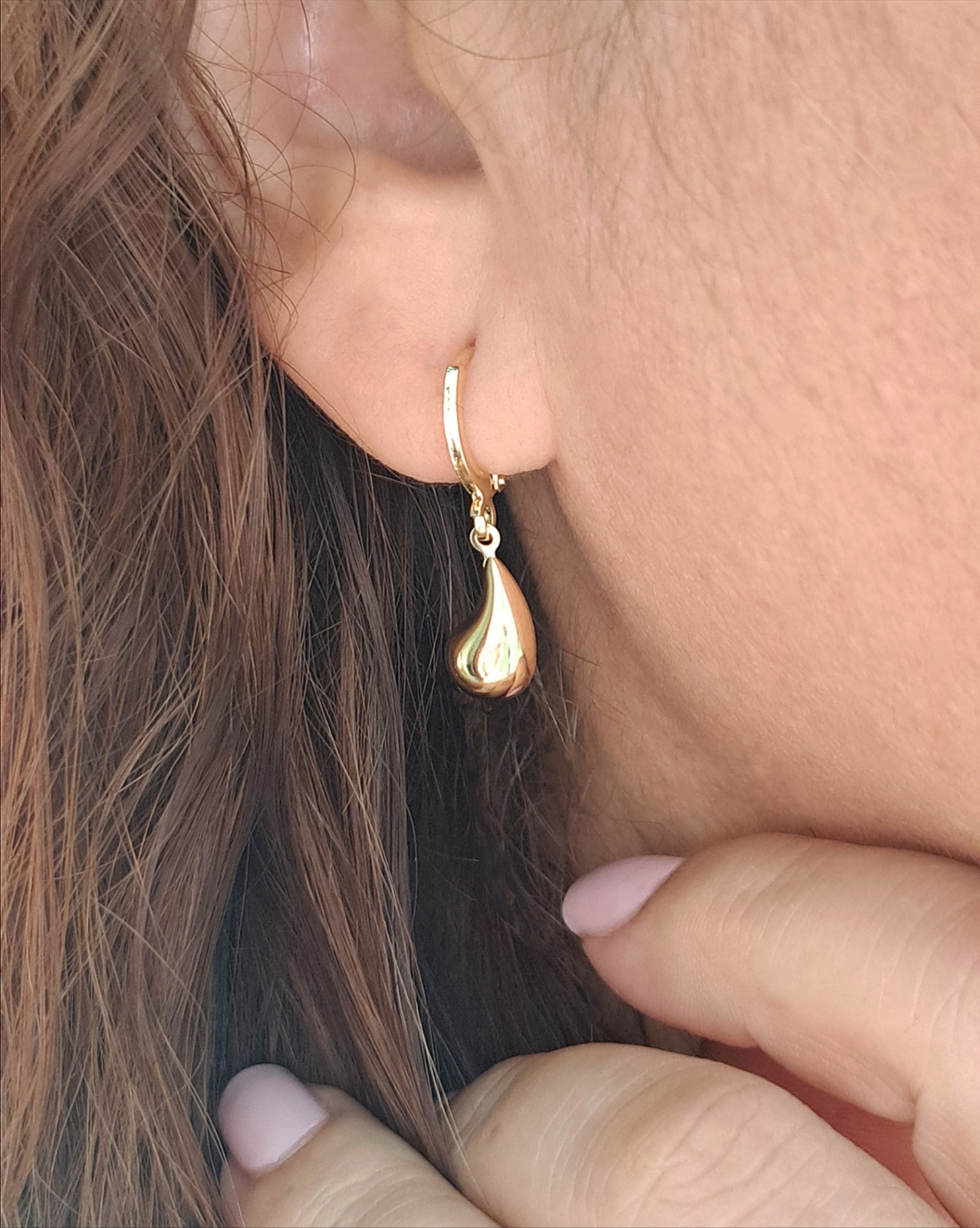 Foto de brinco de argolinha com pingente gota